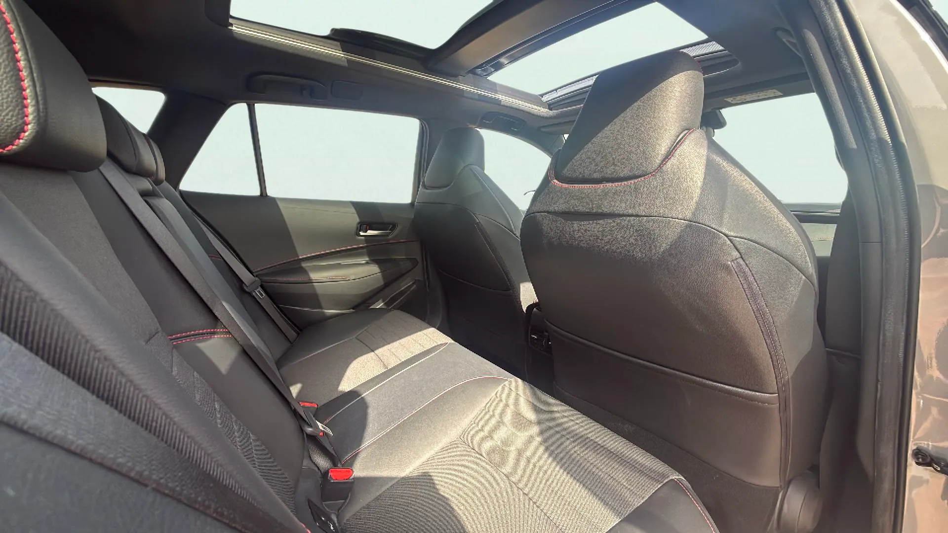 Toyota Corolla 2.0 180H Advance E-CVT Touring Sport - foto 14