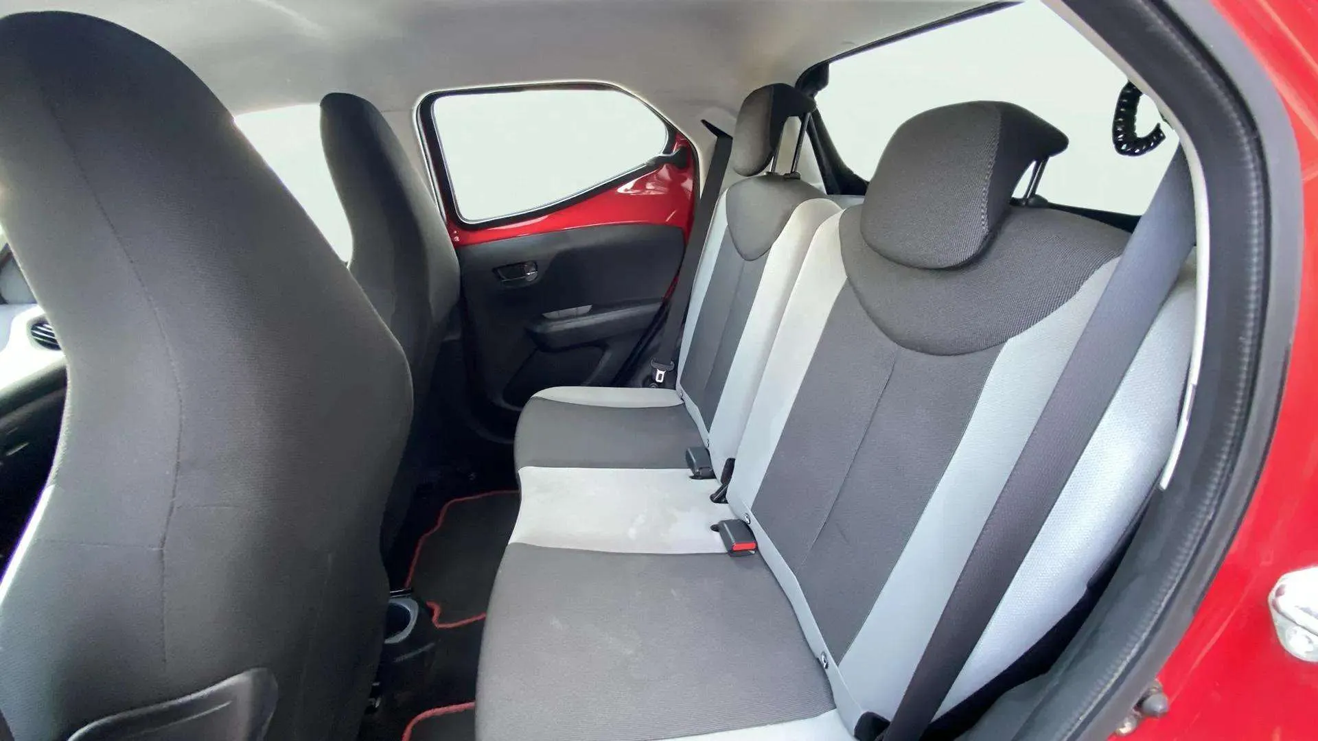 Toyota Aygo 1.0 70 x-play - foto 13