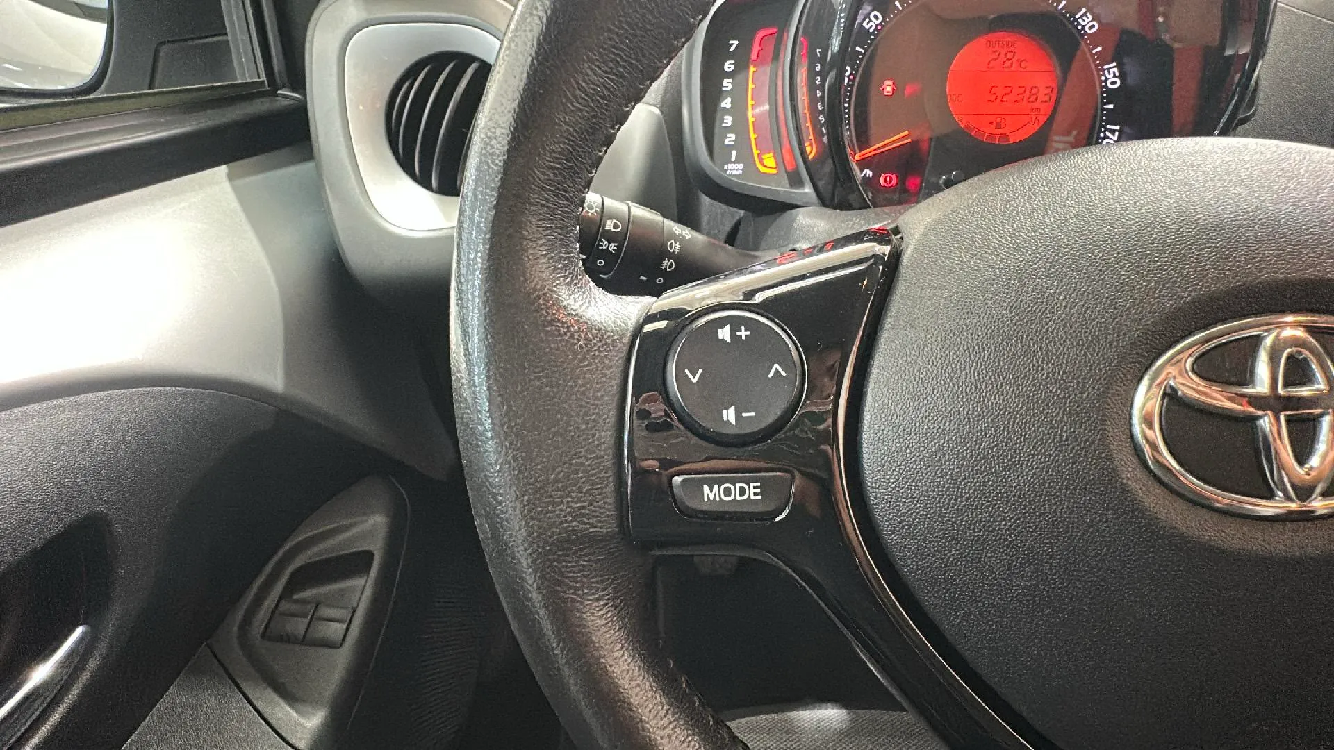 Toyota Aygo 1.0 70 x-play - foto 11