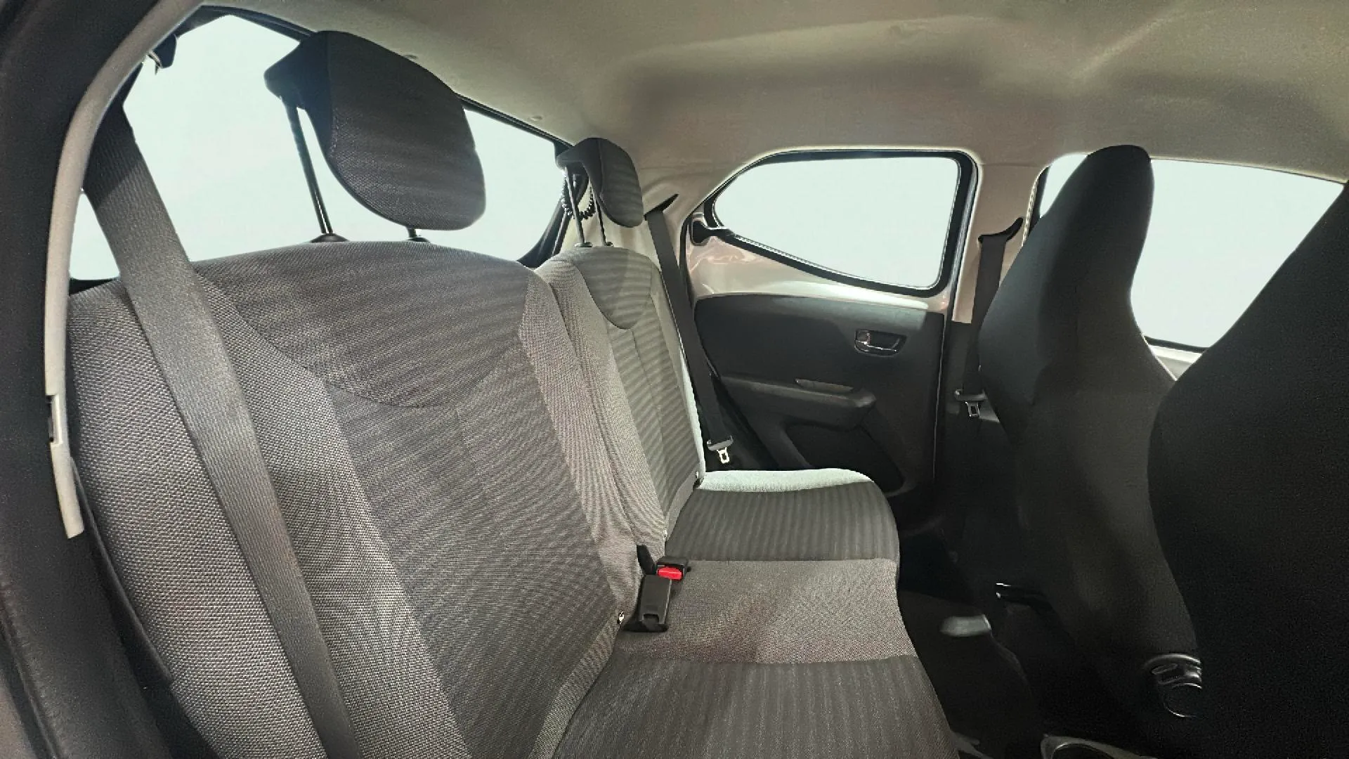 Toyota Aygo 1.0 70 x-play - foto 24