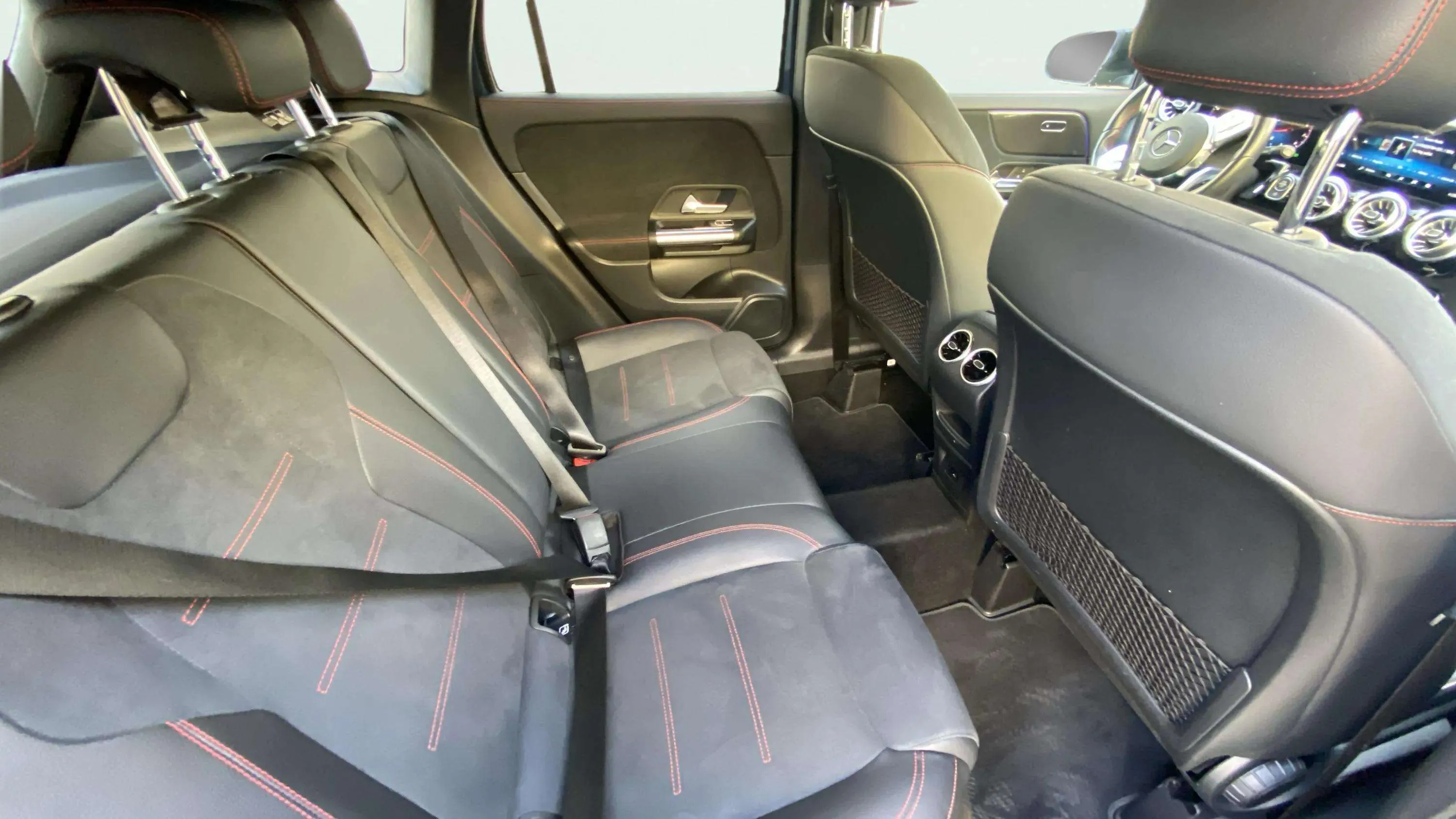 Mercedes-Benz GLA 200 - foto 16