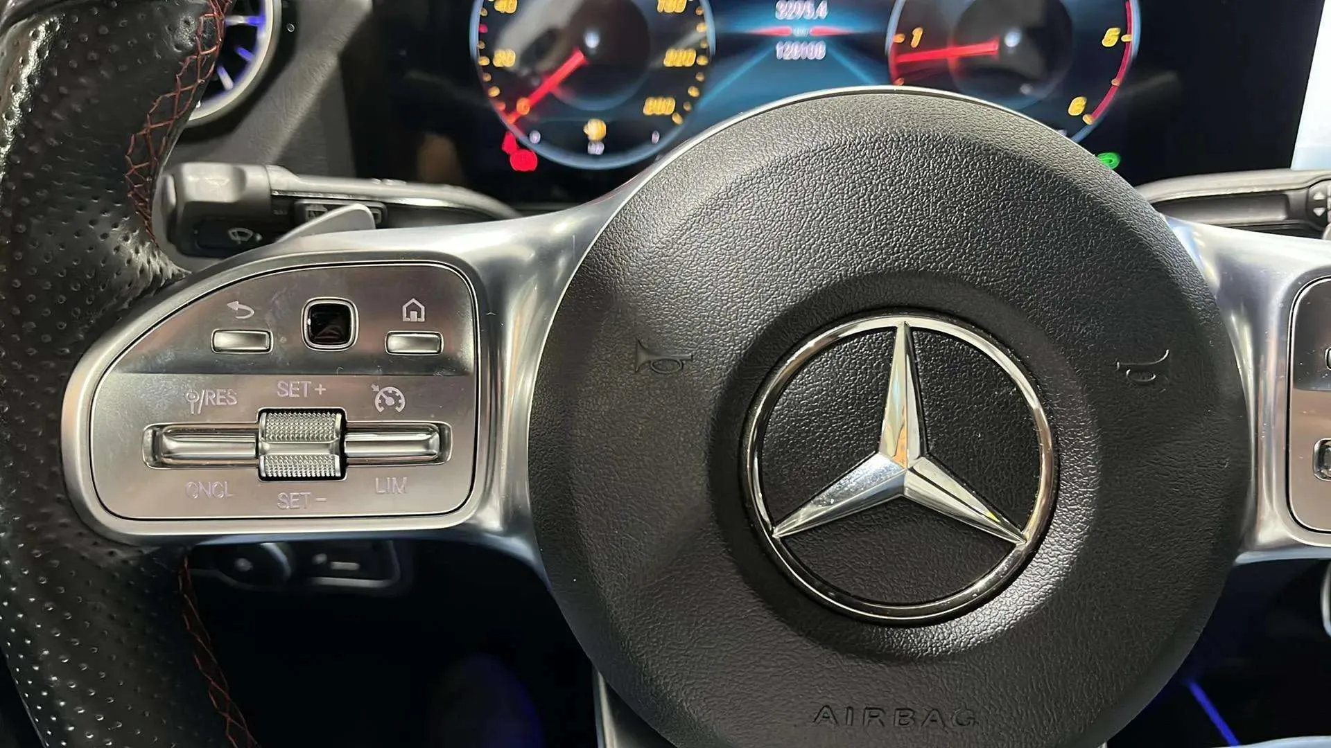 Mercedes-Benz GLA 200 D - foto 17