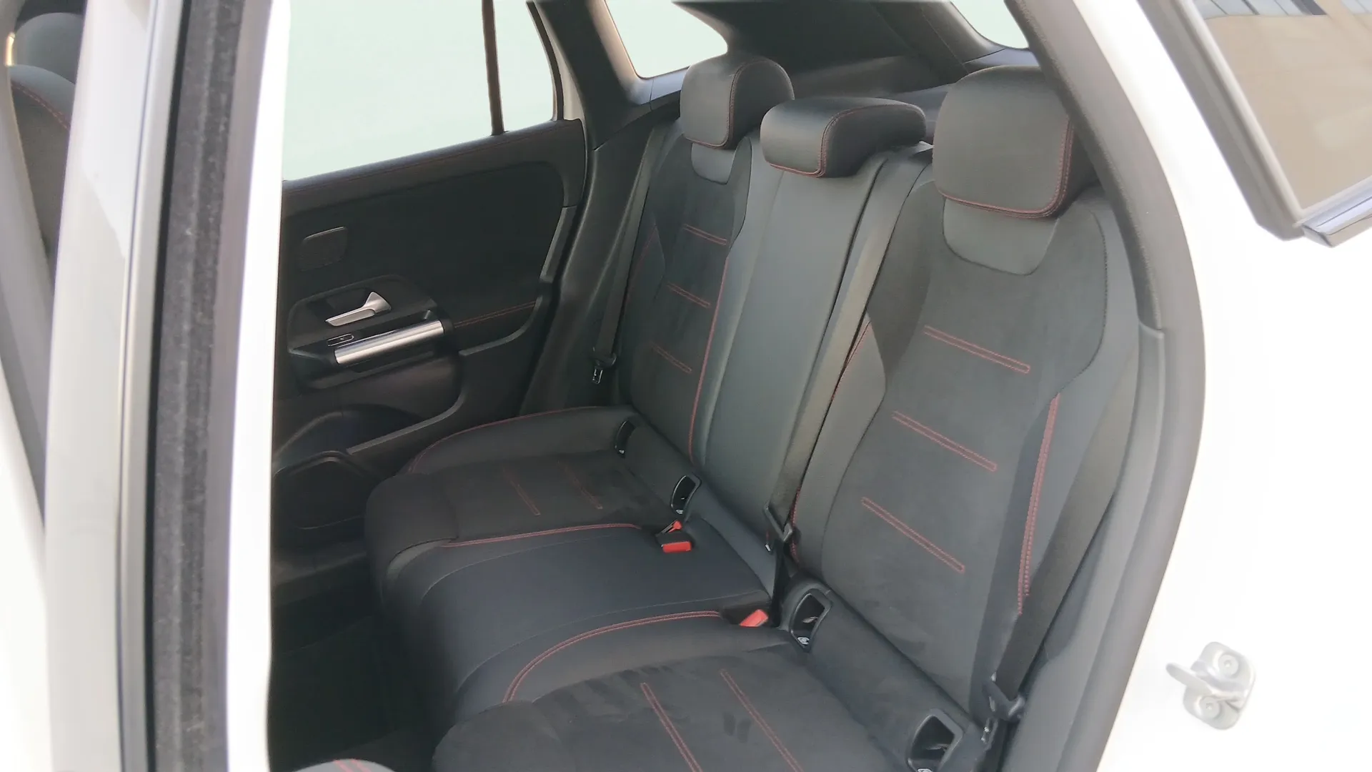 Mercedes-Benz GLA 200 D - foto 26