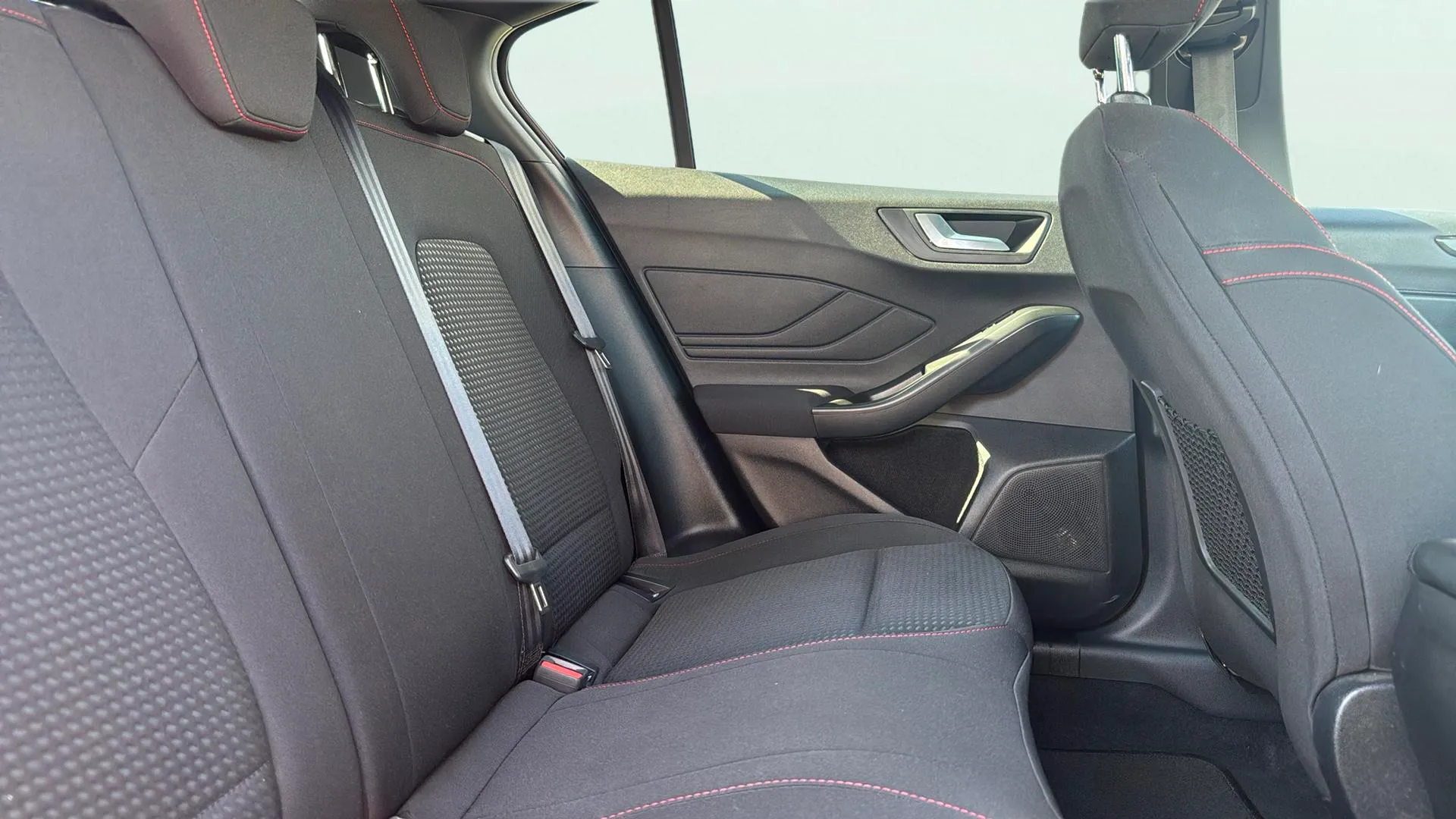 Ford Focus 1.0 EcoBoost MHEV ST-Line Design SIP - foto 18
