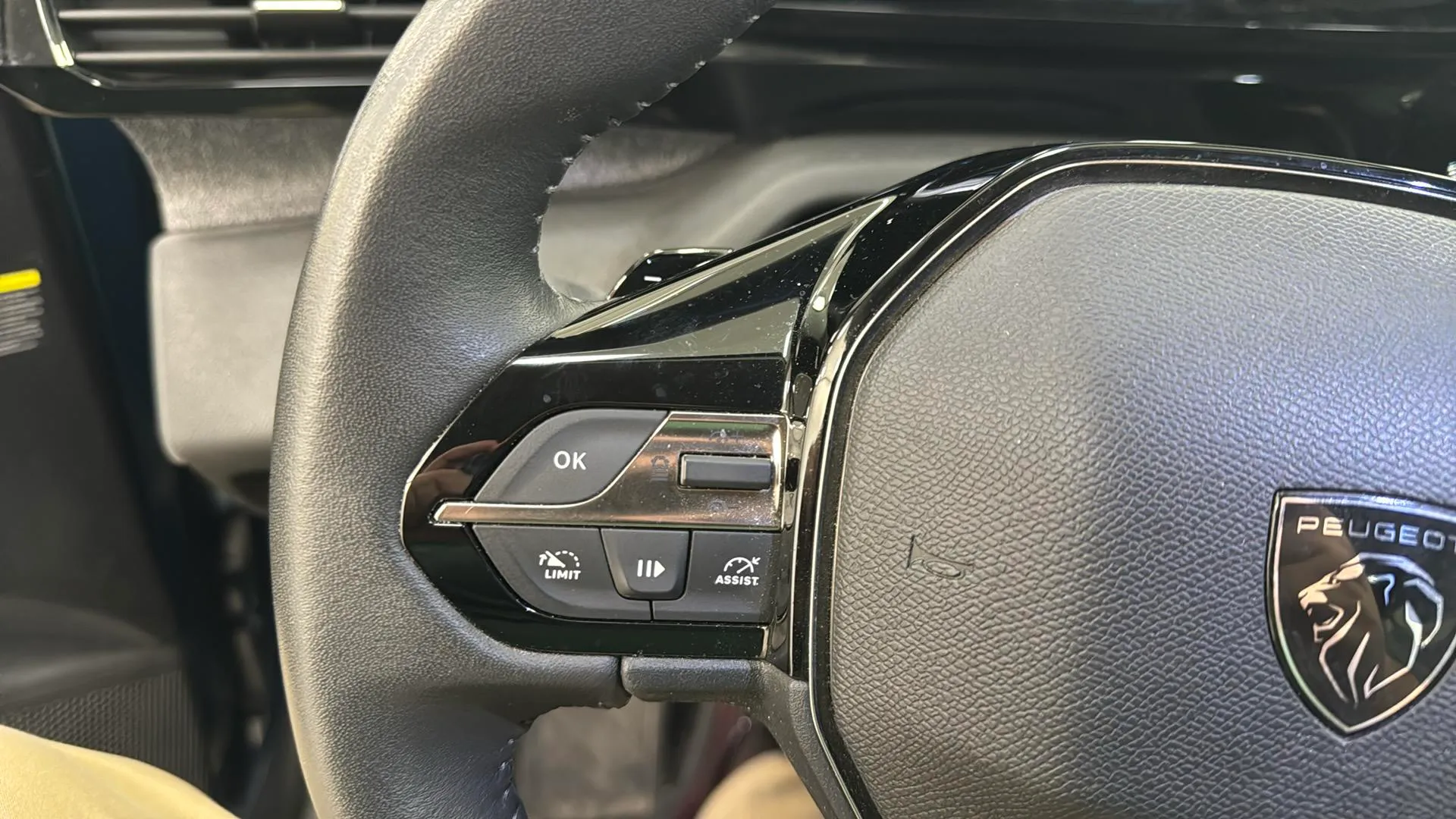 Peugeot 408 Allure PHEV 180 e-EAT8 - foto 14