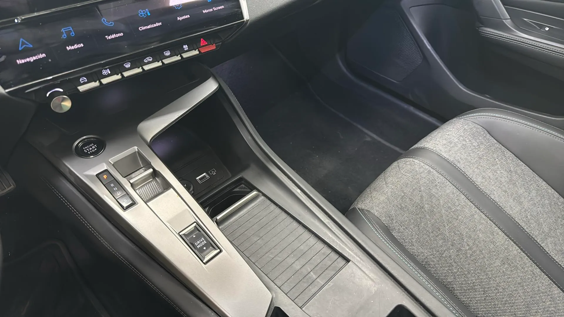 Peugeot 408 Allure PHEV 180 e-EAT8 - foto 17