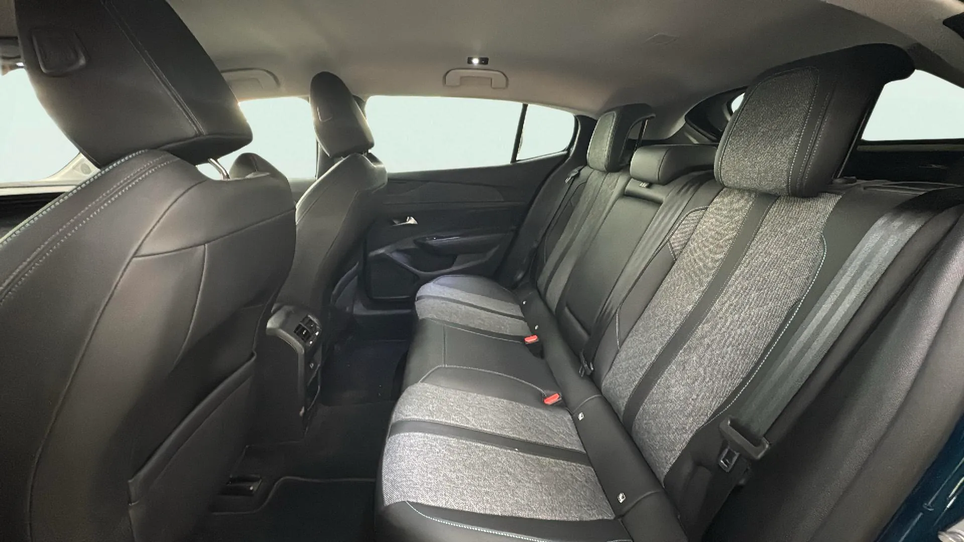 Peugeot 408 Allure PHEV 180 e-EAT8 - foto 11