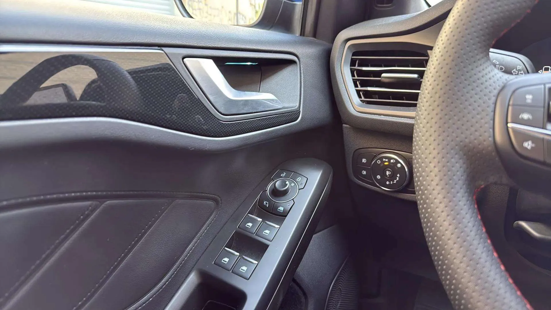 Ford Focus 1.0 EcoBoost MHEV ST-Line X - foto 15