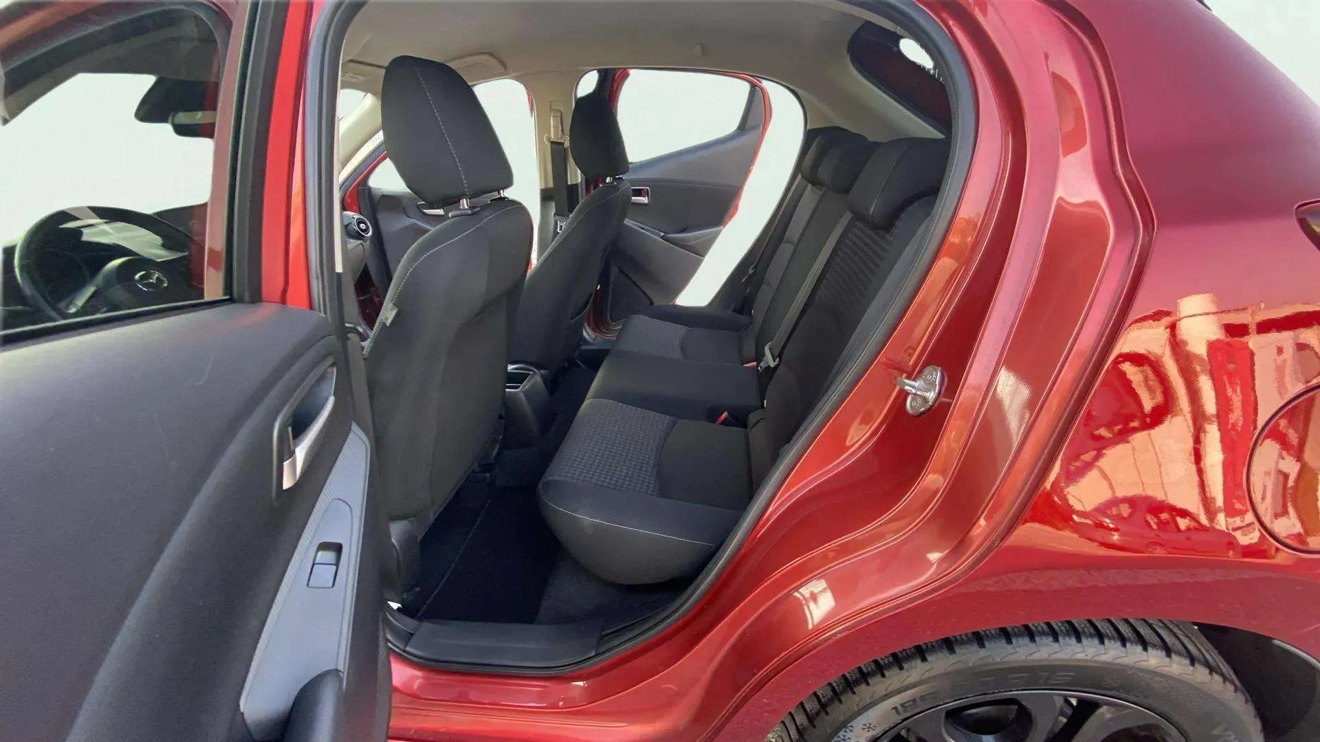 Mazda Mazda2 1.5 GE Black Tech Edition - foto 12
