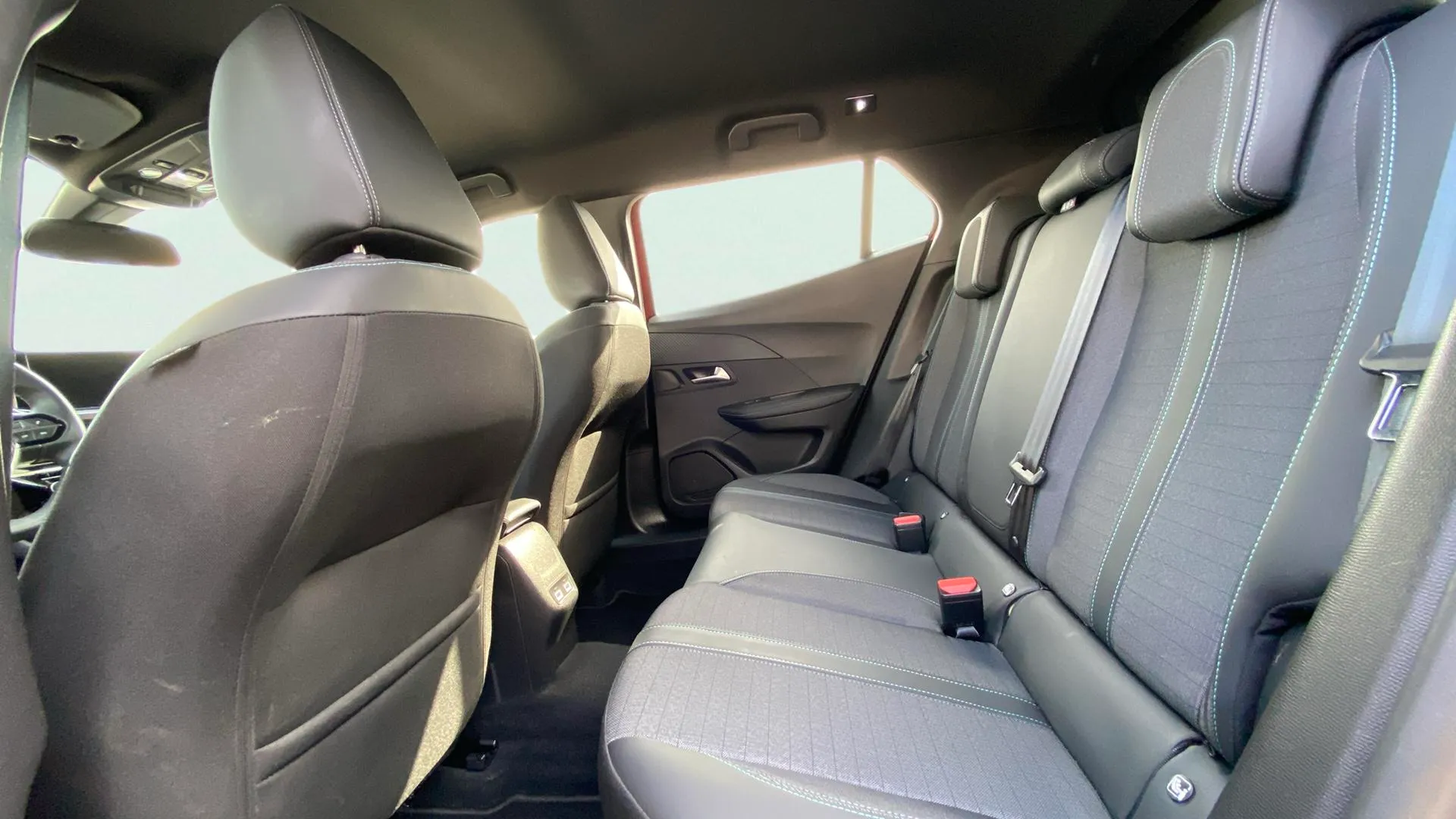 Peugeot 2008 Allure BlueHDi 130 EAT8 - foto 11