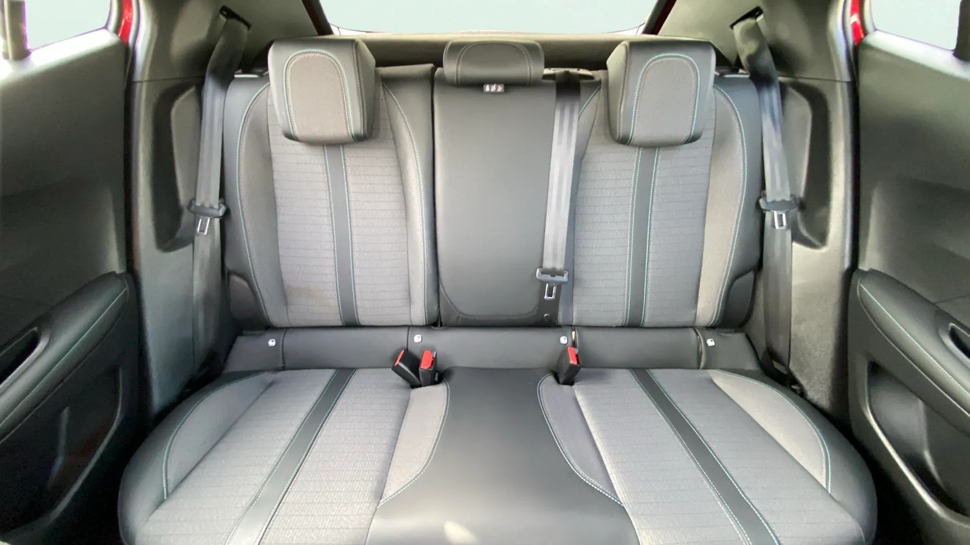 Peugeot 2008 Allure BlueHDi 130 EAT8 - foto 13