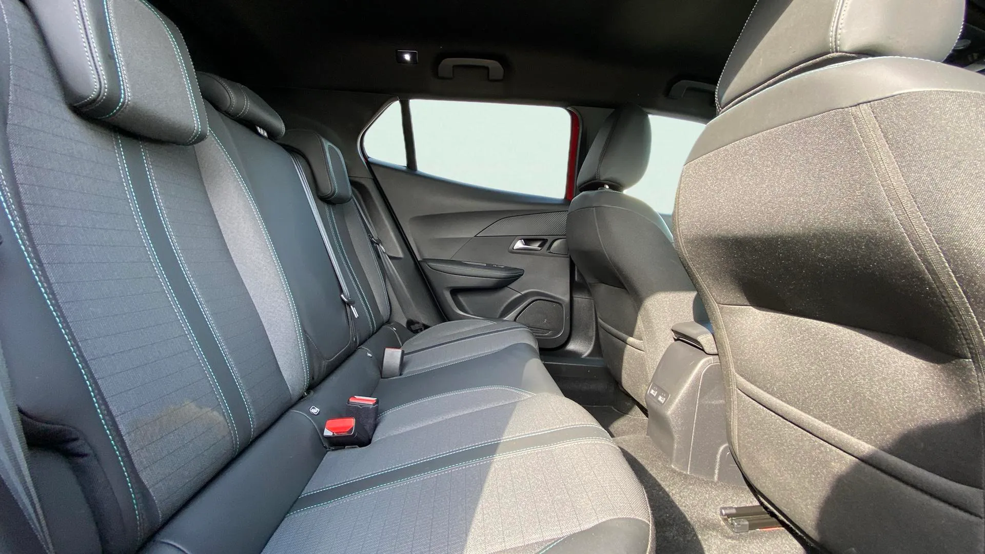 Peugeot 2008 Allure BlueHDi 130 EAT8 - foto 12