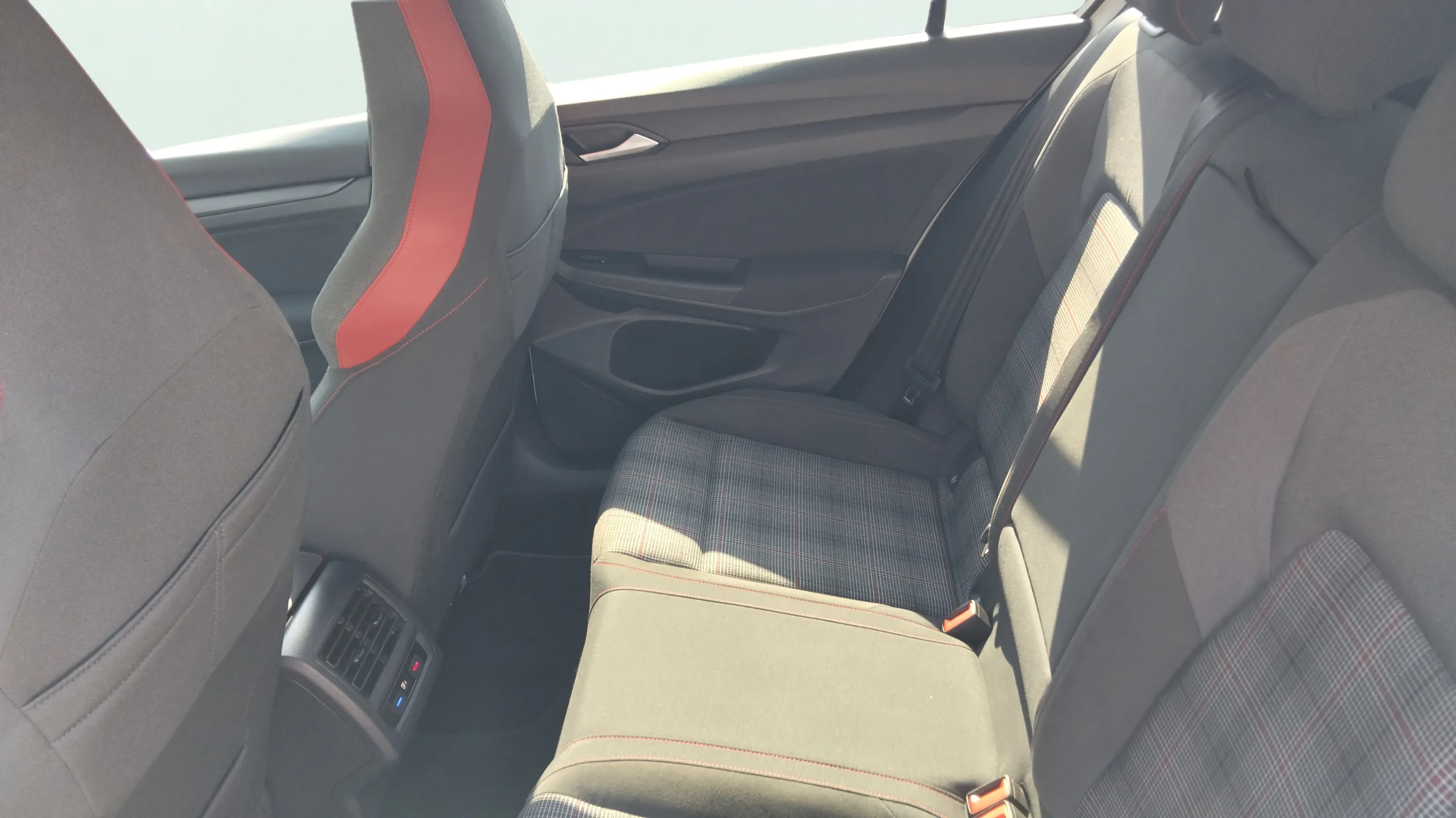 Volkswagen Golf GTI 2.0 TSI DSG - foto 17