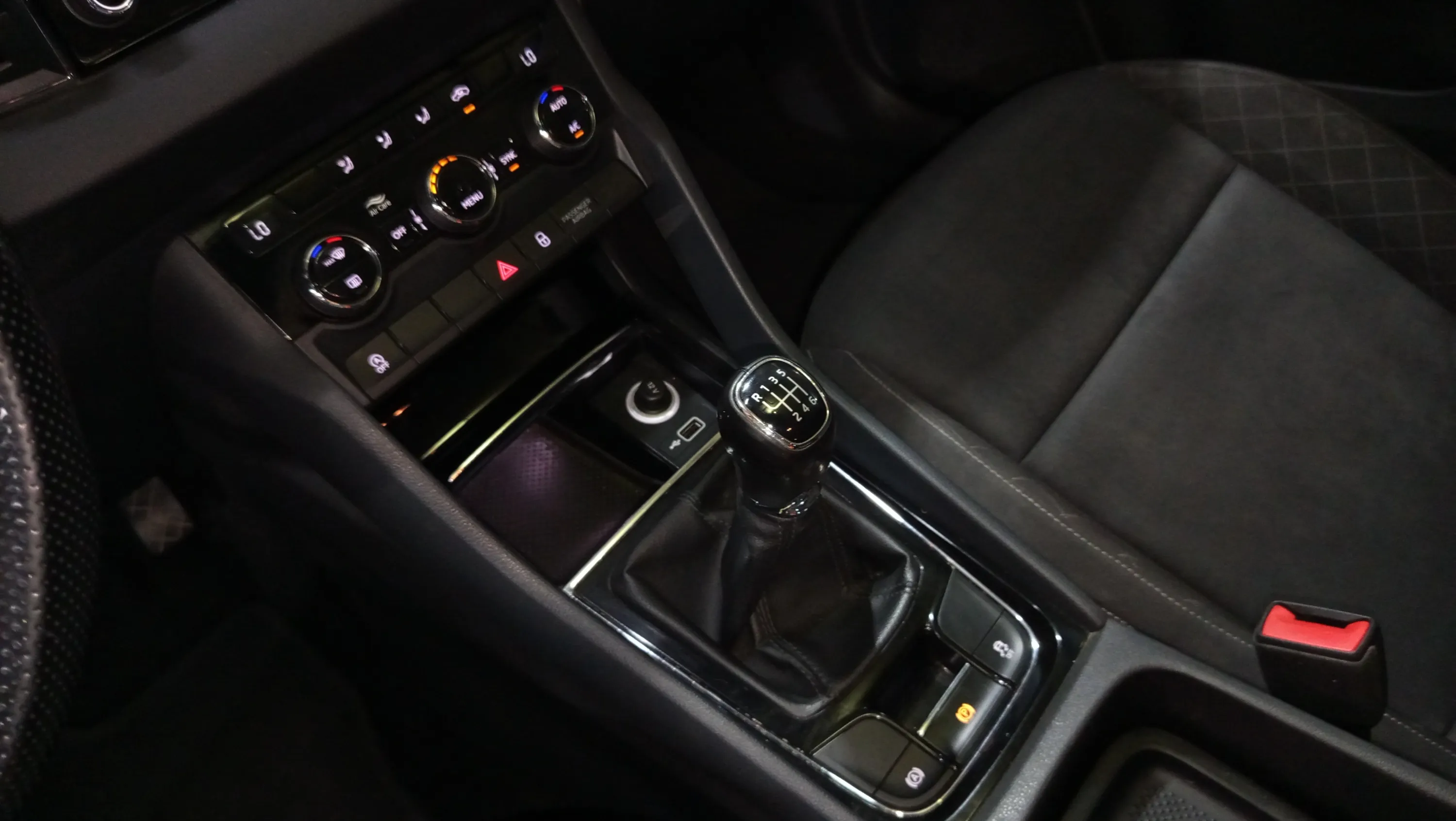 Škoda Karoq 1.0 TSI Ambition - foto 19