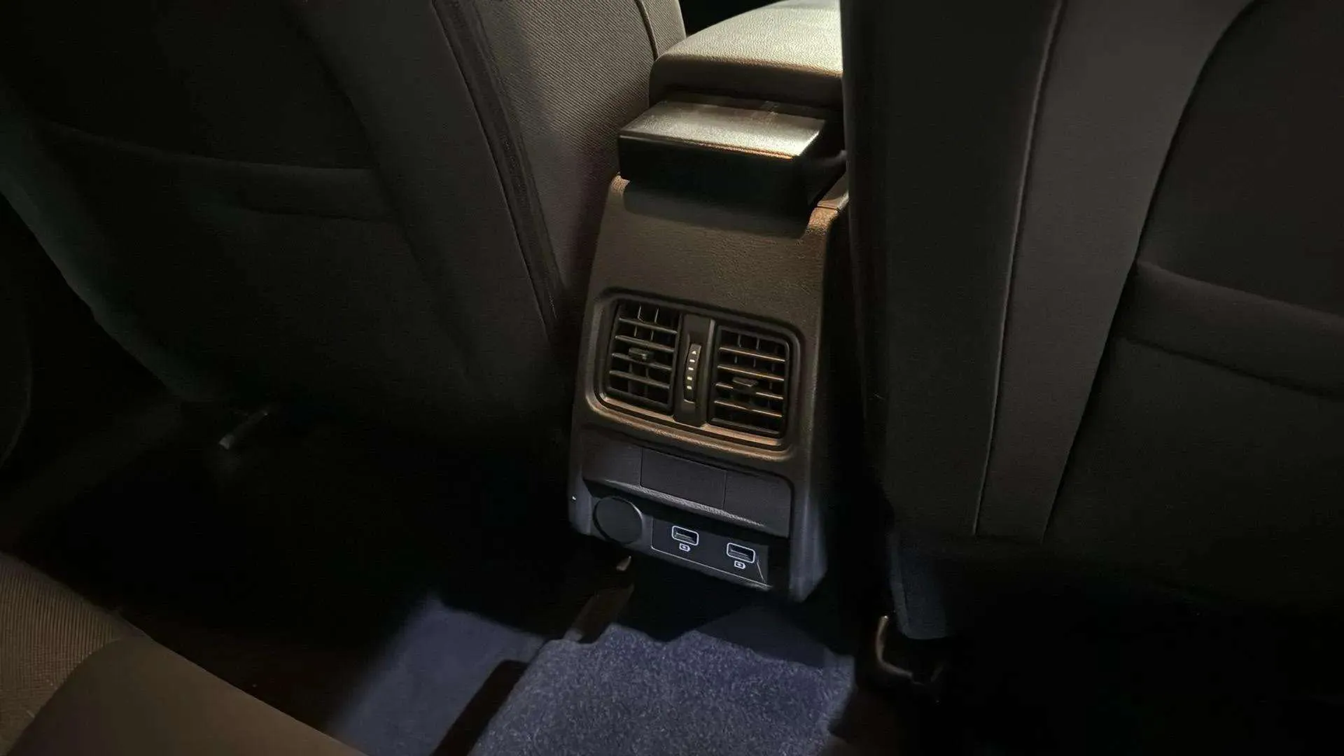 Renault Arkana Evolution TCe EDC mild hybr - foto 24