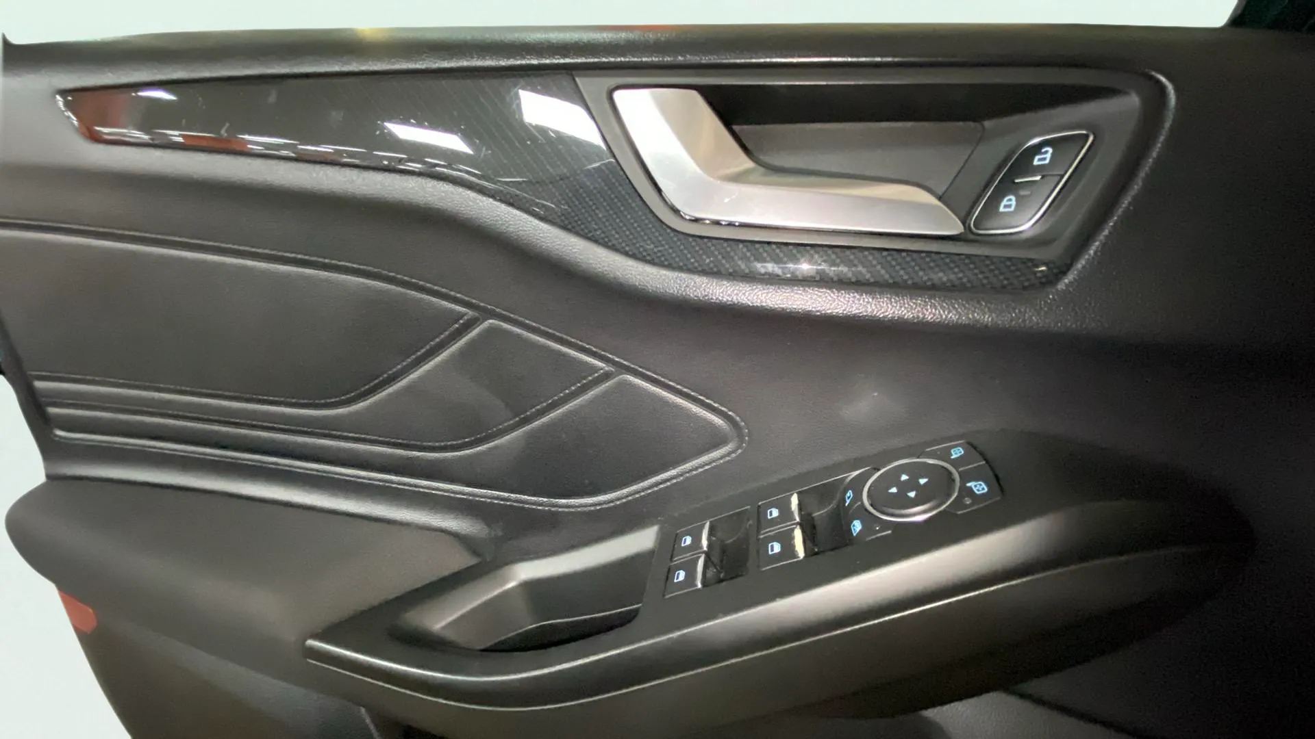 Ford Focus 1.0 EcoBoost ST-Line - foto 27