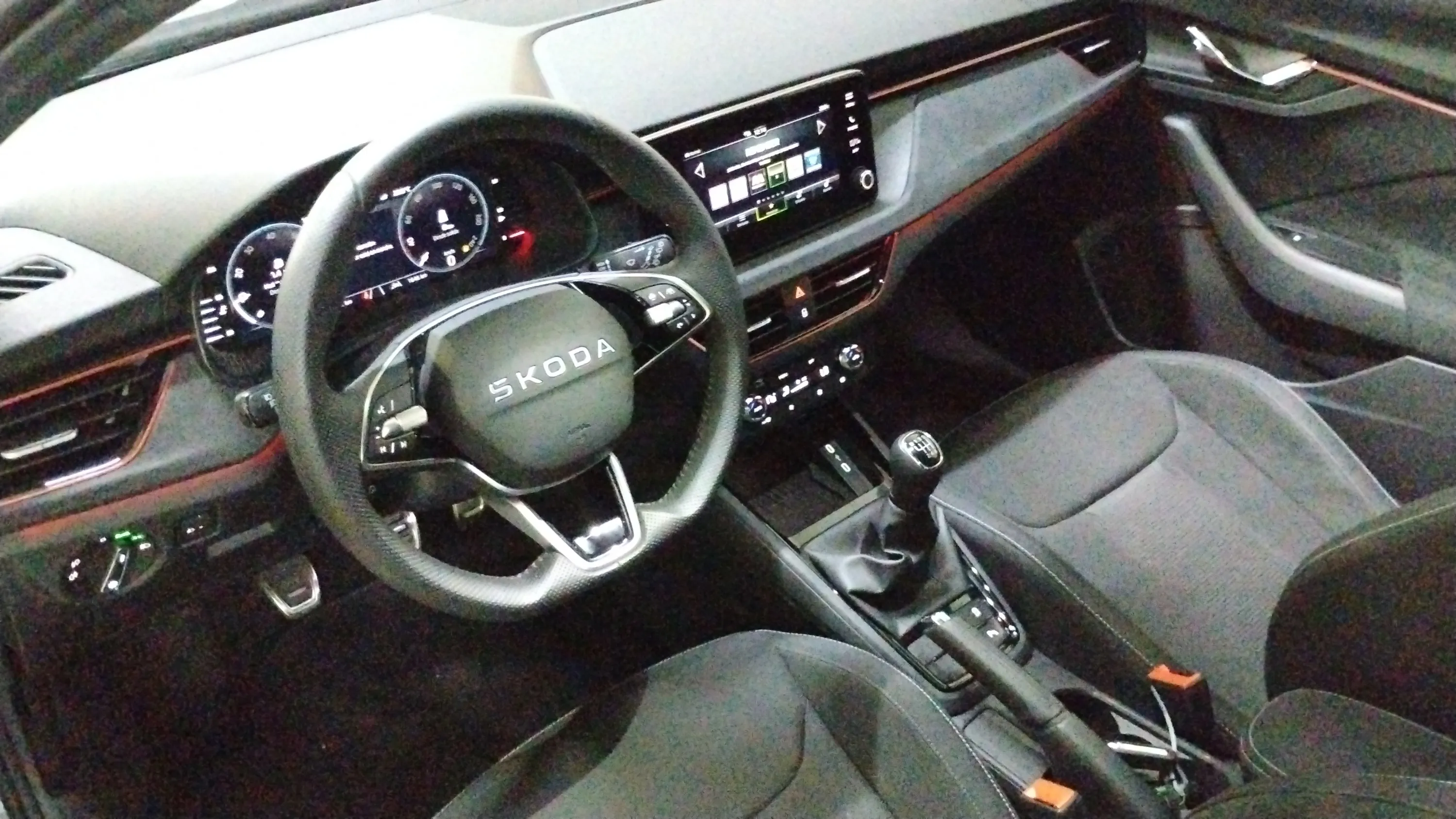 Škoda Kamiq 1.0 TSI Sport - foto 12