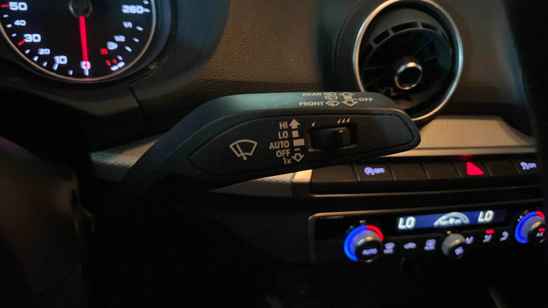 Audi Q2 Adrenalin 30 TFSI - foto 17