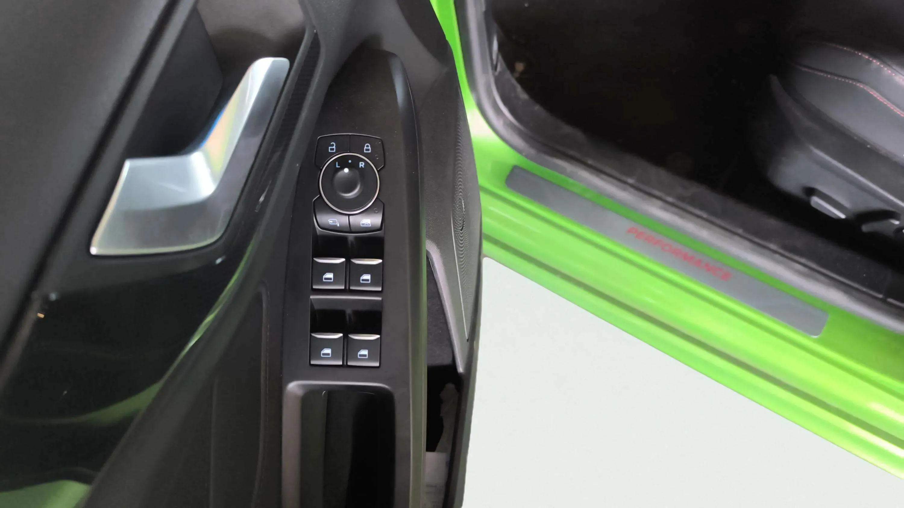 Ford Focus ST Edition 2.3 EcoBoost - foto 17