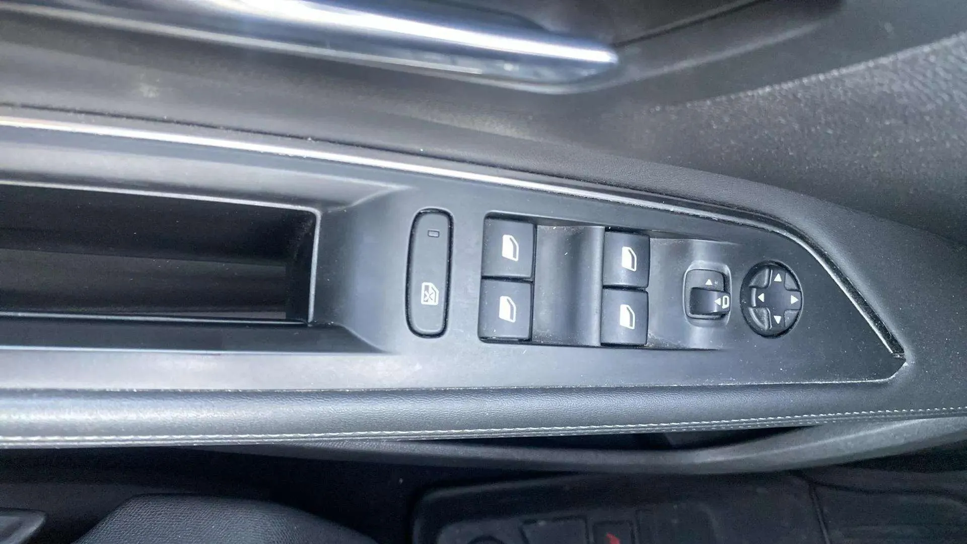 Peugeot 5008 Allure 1.2L PureTech - foto 23