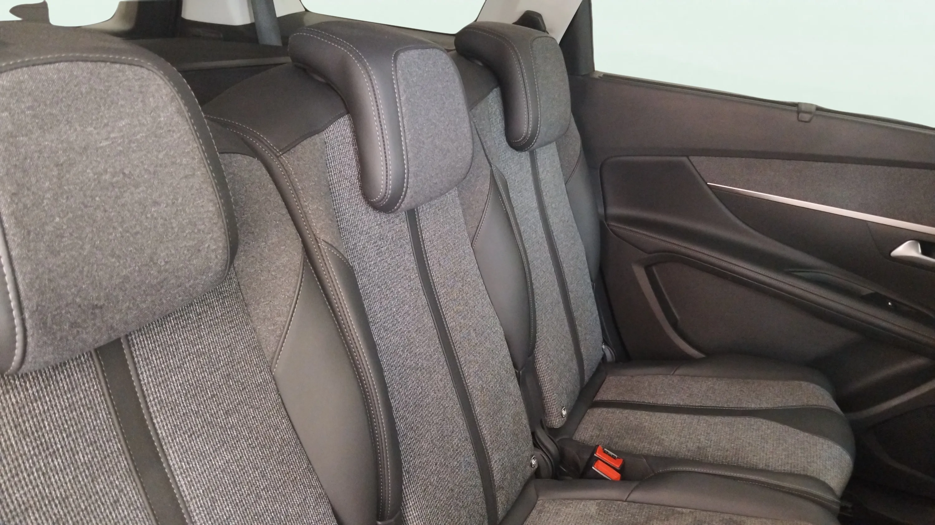 Peugeot 5008 Allure 1.2L PureTech EAT8 - foto 8