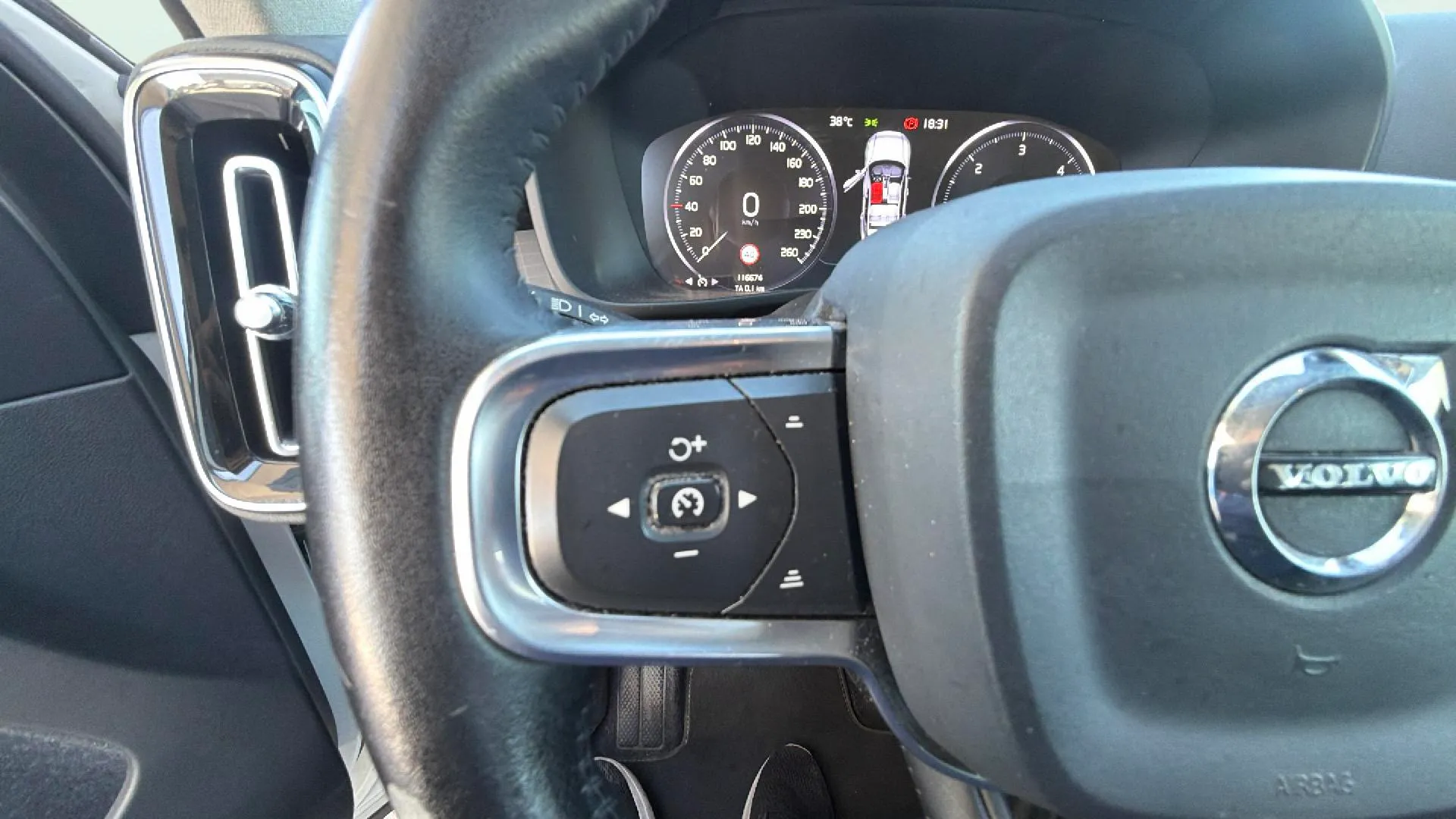 Volvo XC40 2.0 D3 Momentum - foto 14