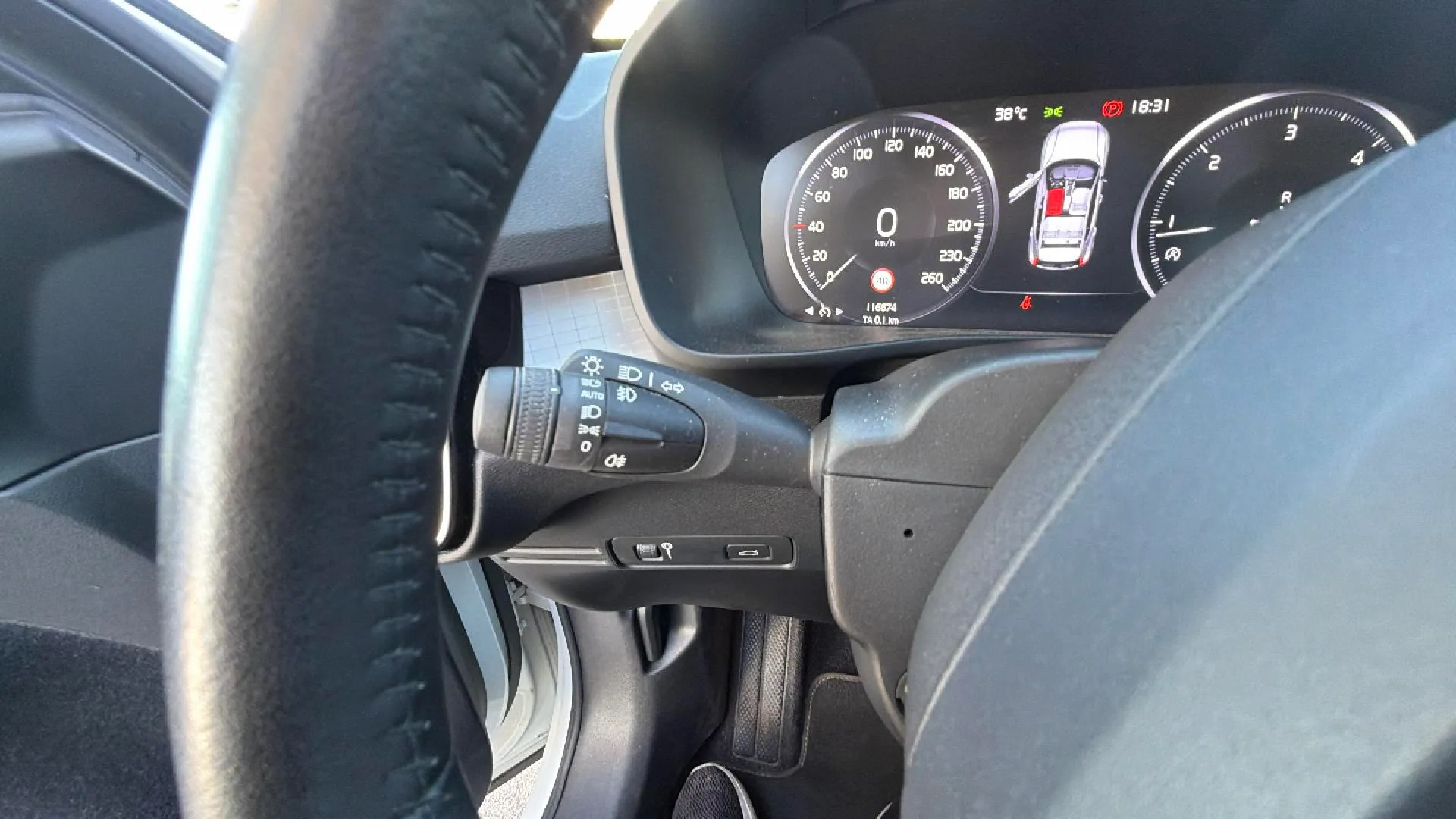 Volvo XC40 2.0 D3 Momentum - foto 17