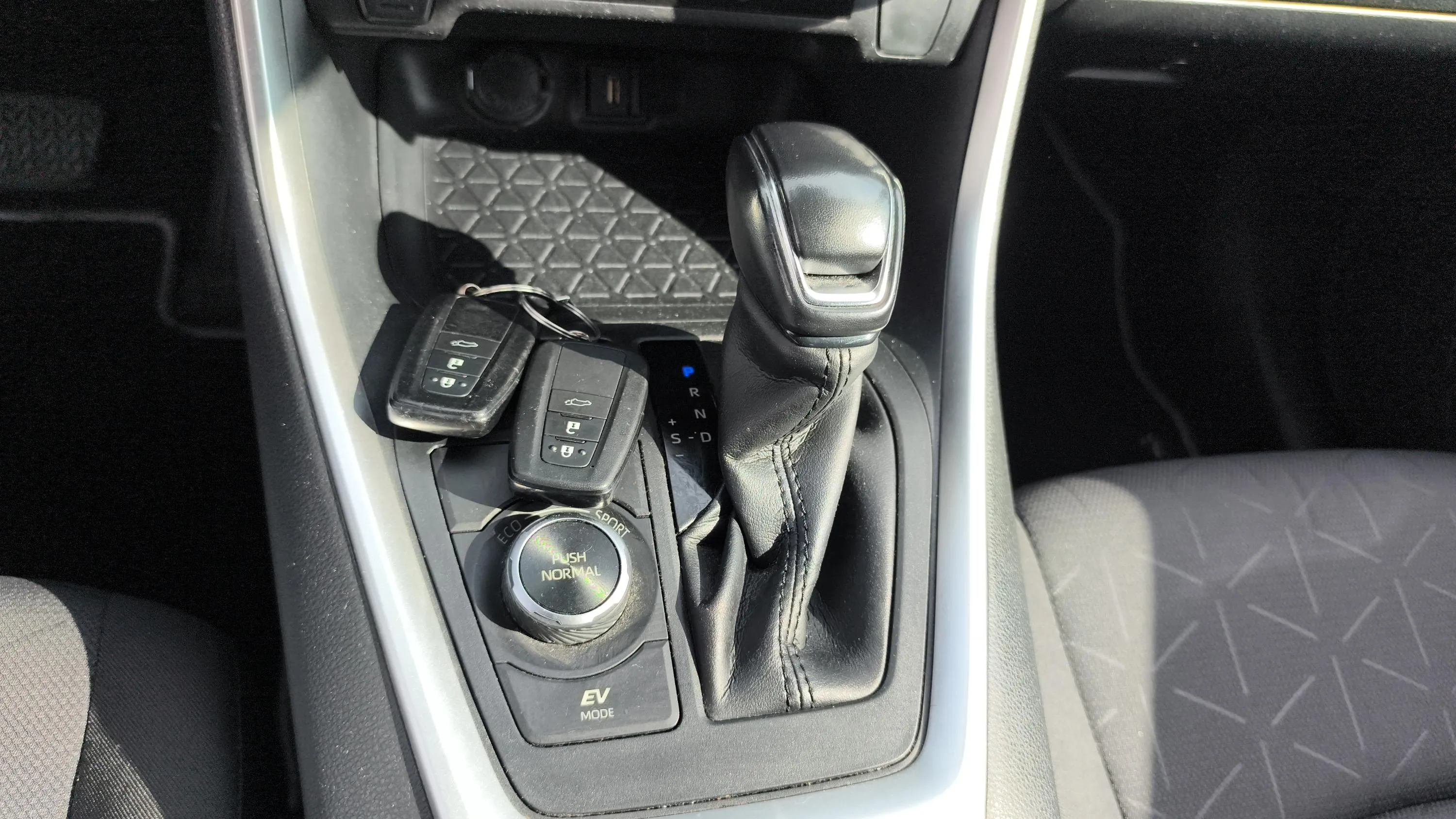 Toyota RAV4 2.5l 220H Advance - foto 20