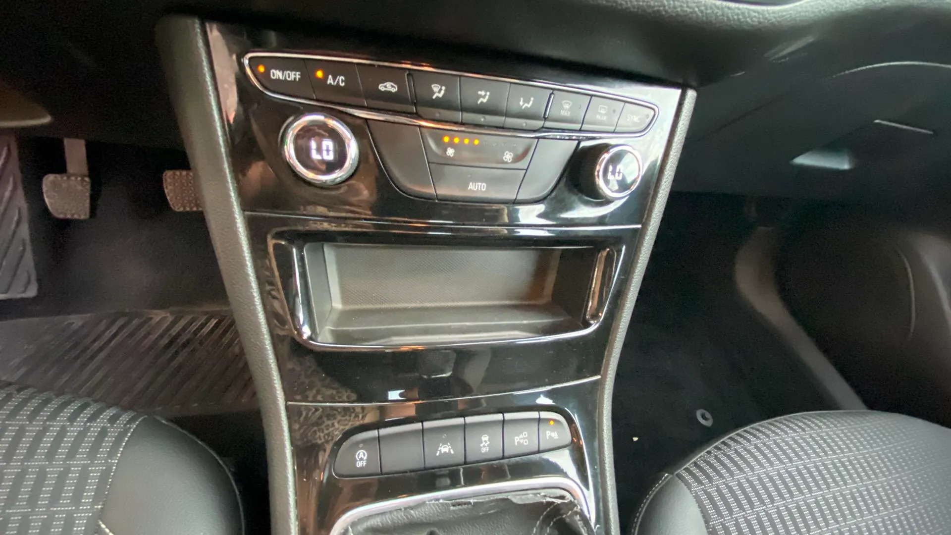Opel Astra 1.2T SHT Design Tech - foto 18