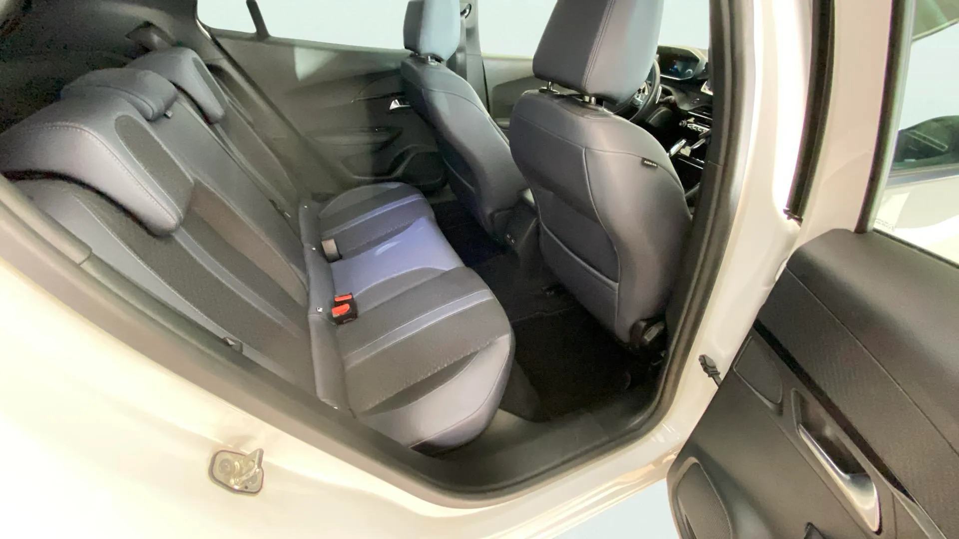 Peugeot 2008 Allure BlueHDi 130 EAT8 - foto 10