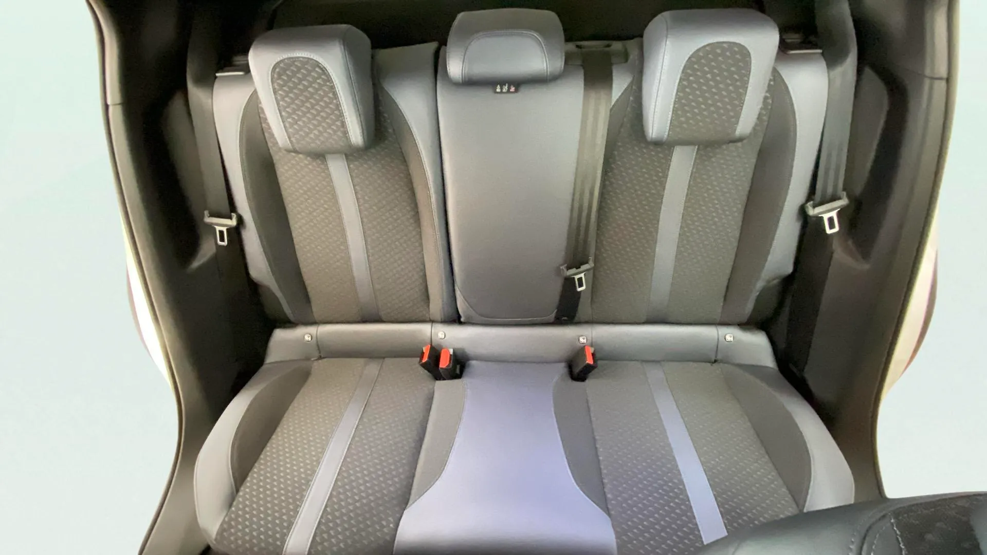 Peugeot 2008 Allure BlueHDi 130 EAT8 - foto 11