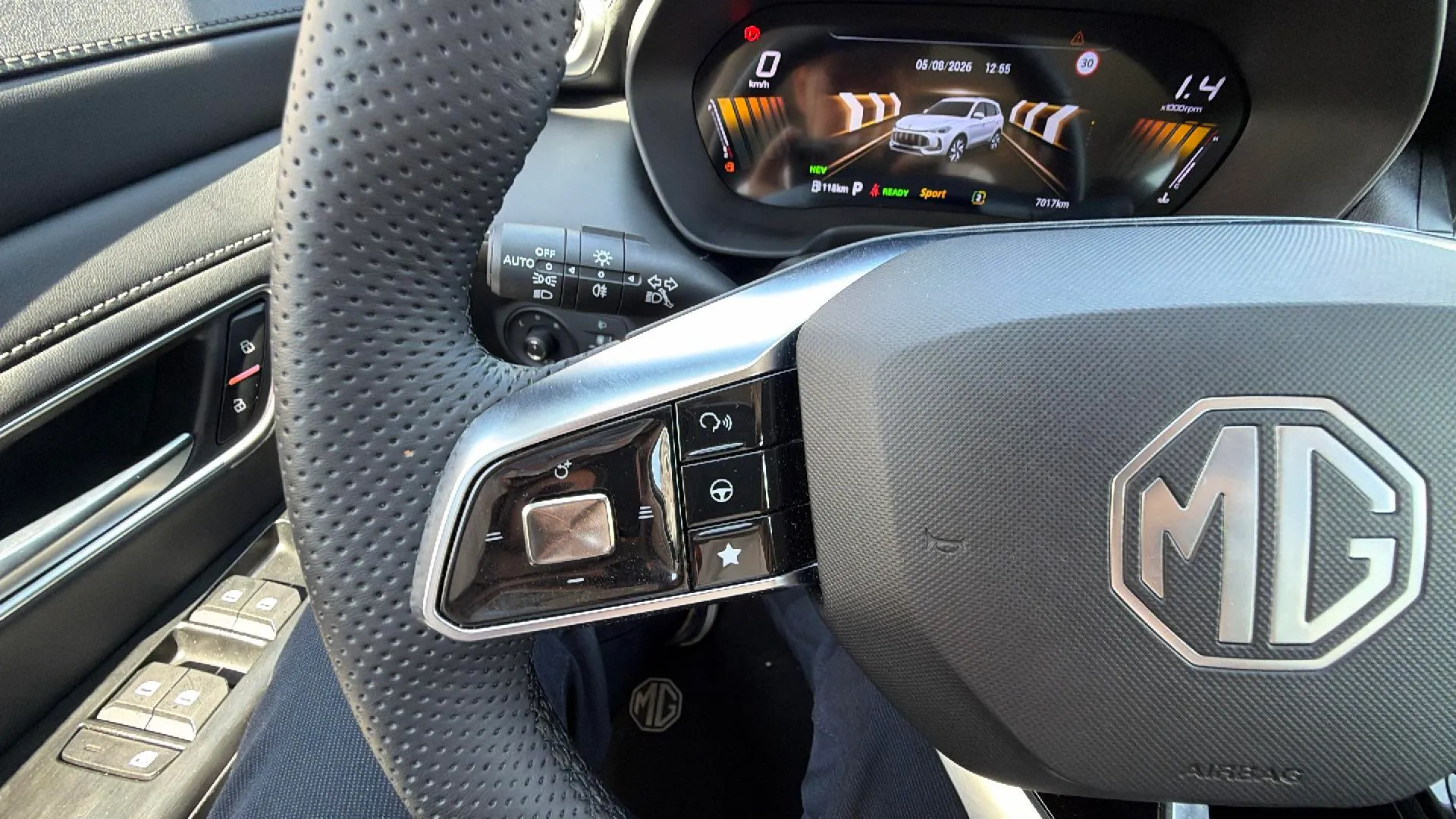 MG ZS Hybrid+ Luxury - foto 24