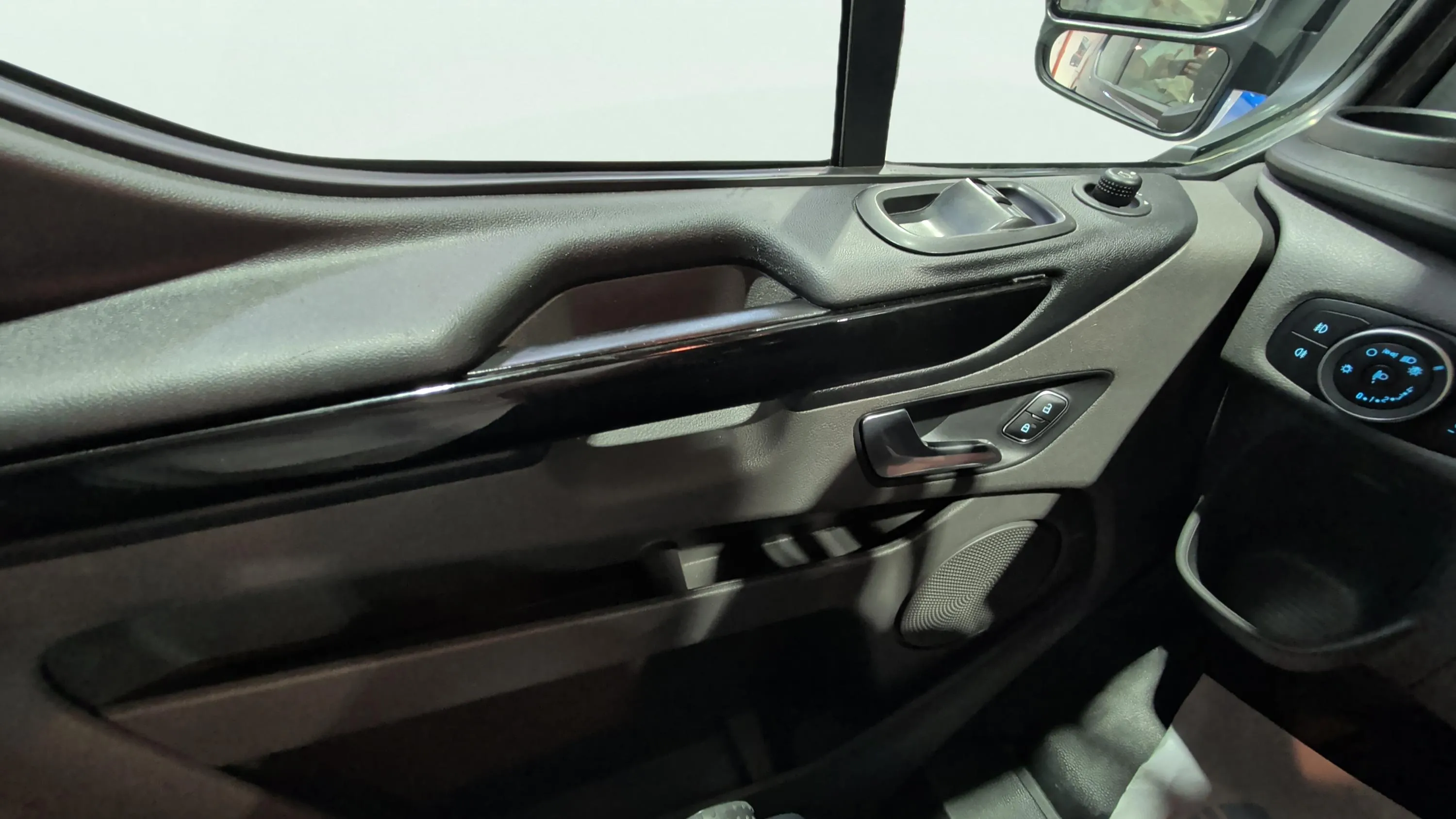 Ford Transit Custom Kombi 2.0 TDCi 320 L1 Sport - foto 9
