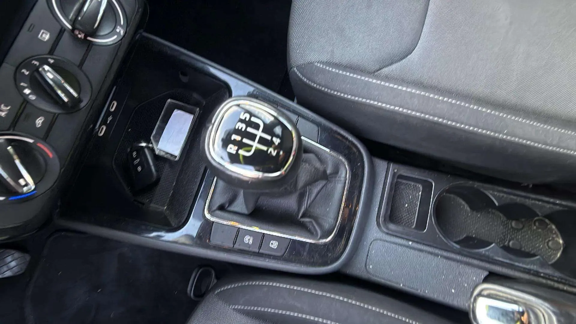 Škoda Fabia 1.0 TSI Selection - foto 16