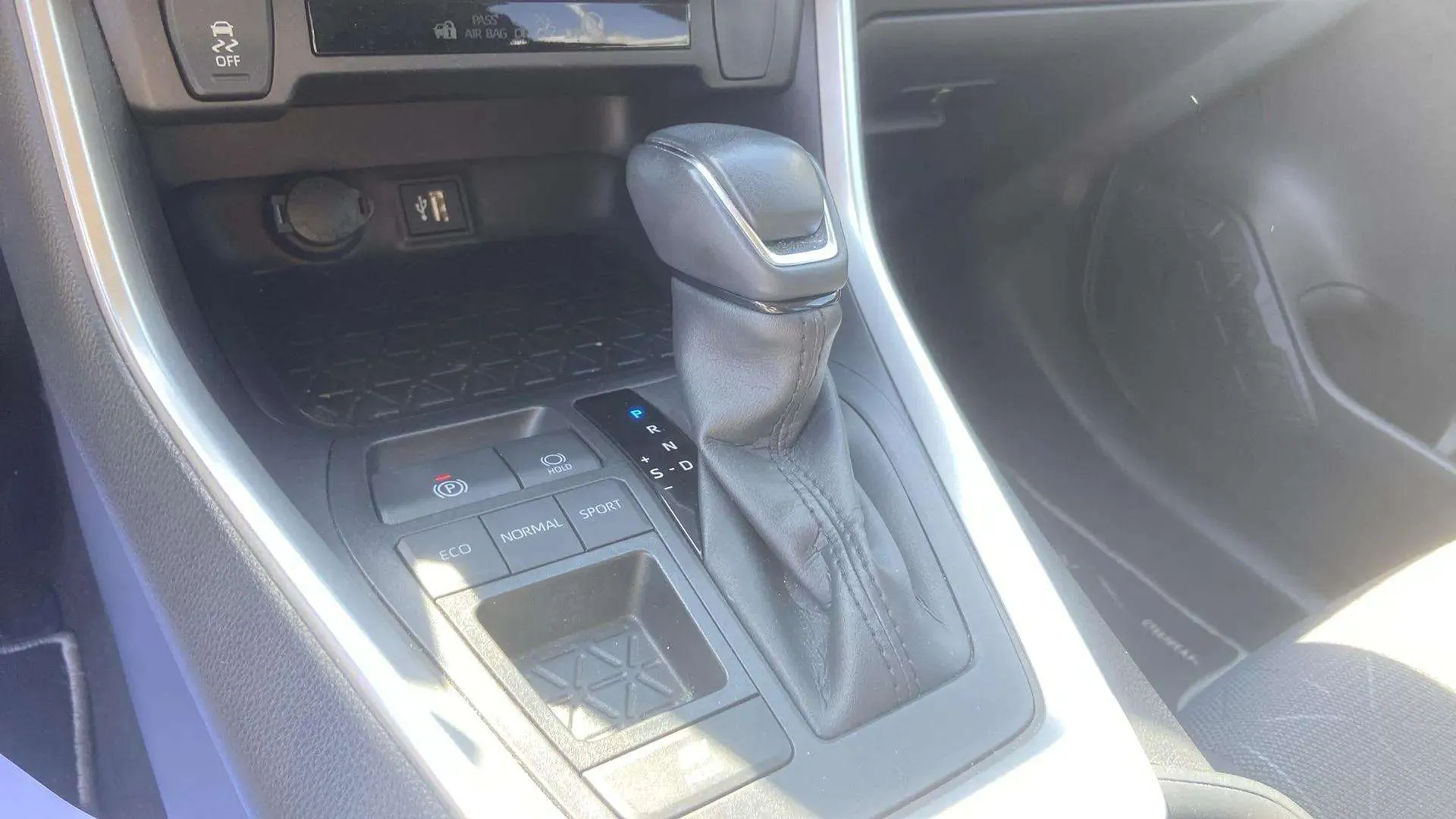Toyota RAV4 2.5l 220H Advance - foto 18