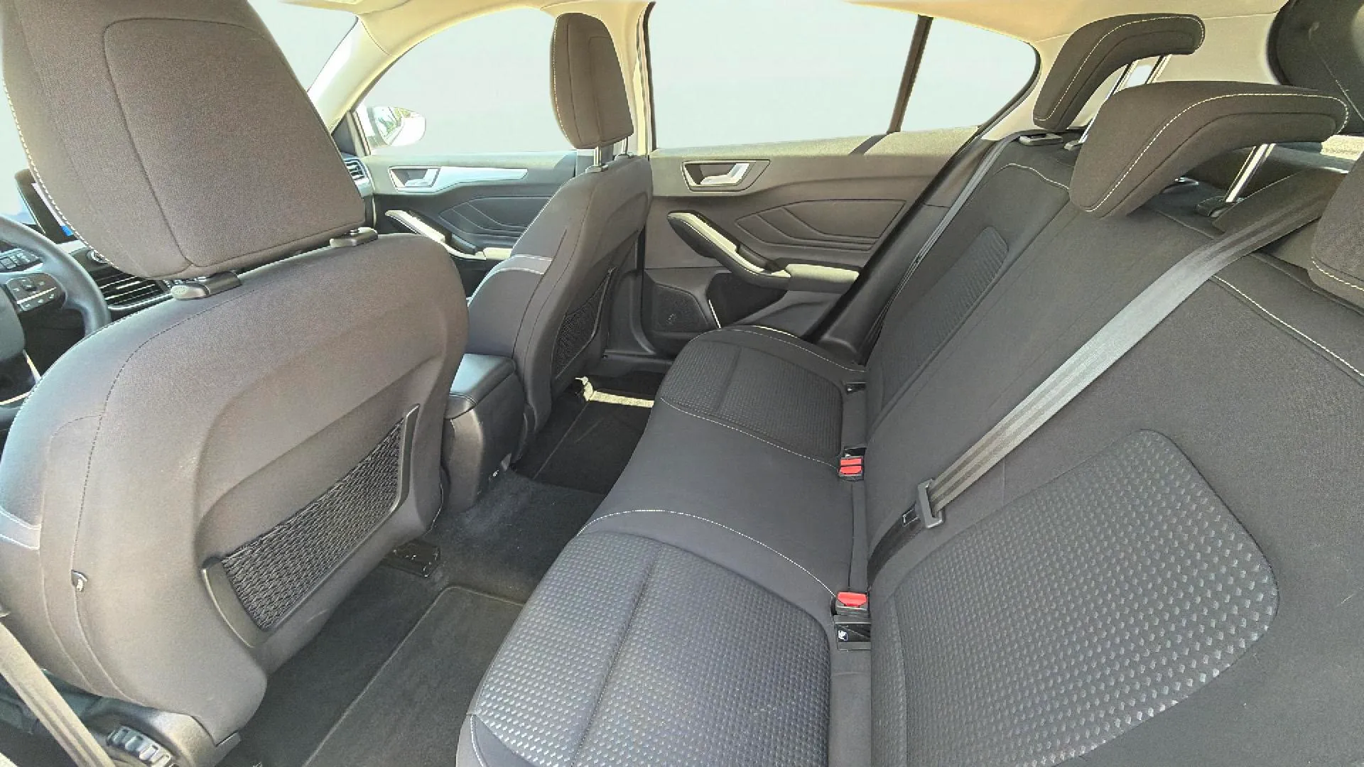Ford Focus 1.0 EcoBoost Trend - foto 12