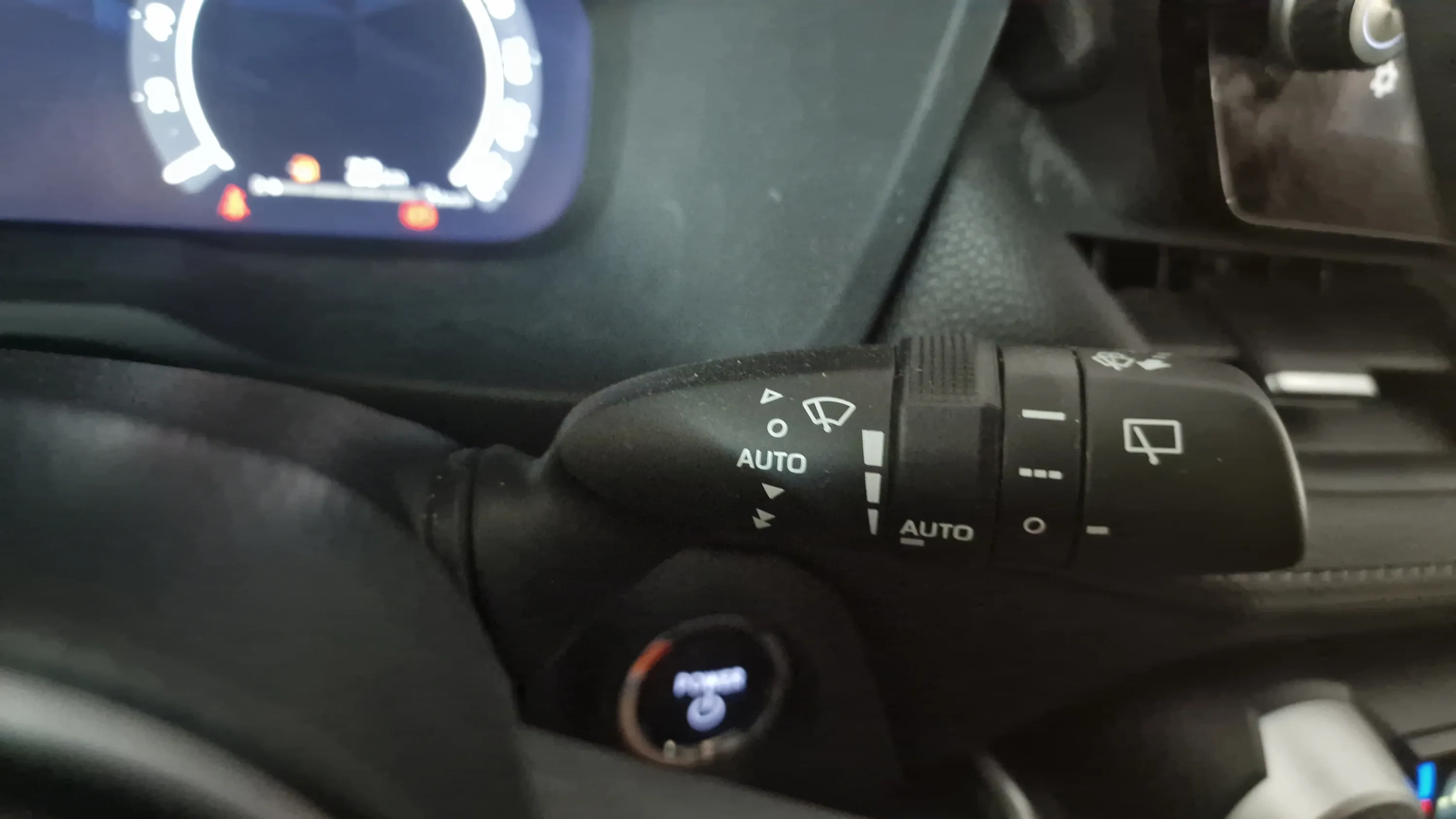 Toyota RAV4 2.5l 220H Advance - foto 16