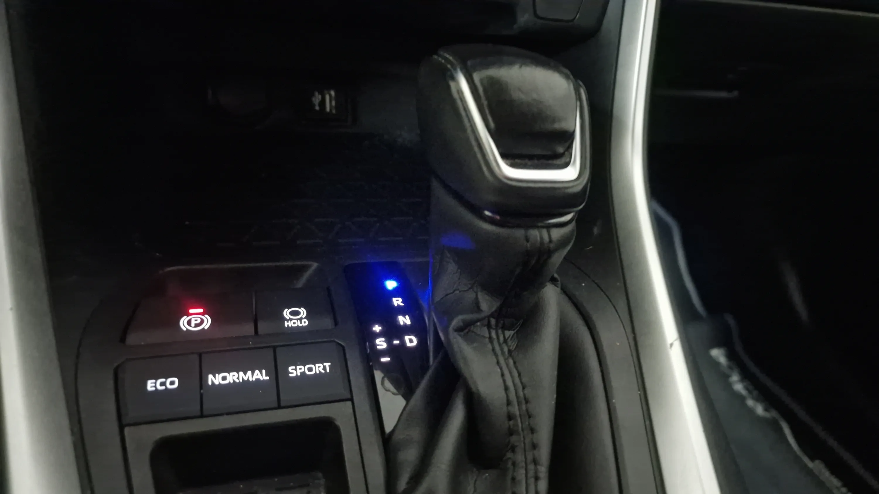 Toyota RAV4 2.5l 220H Advance - foto 10
