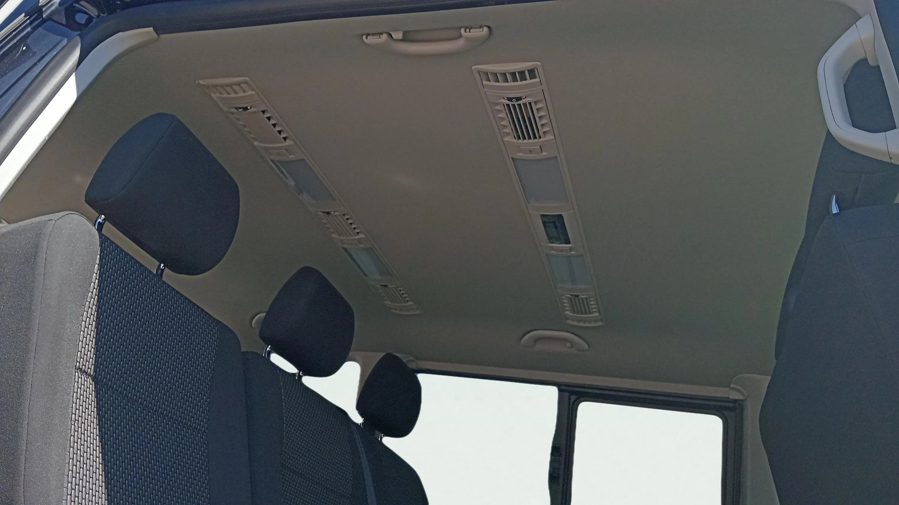 Volkswagen Caravelle Larga 2.0 TDI Aut - foto 22