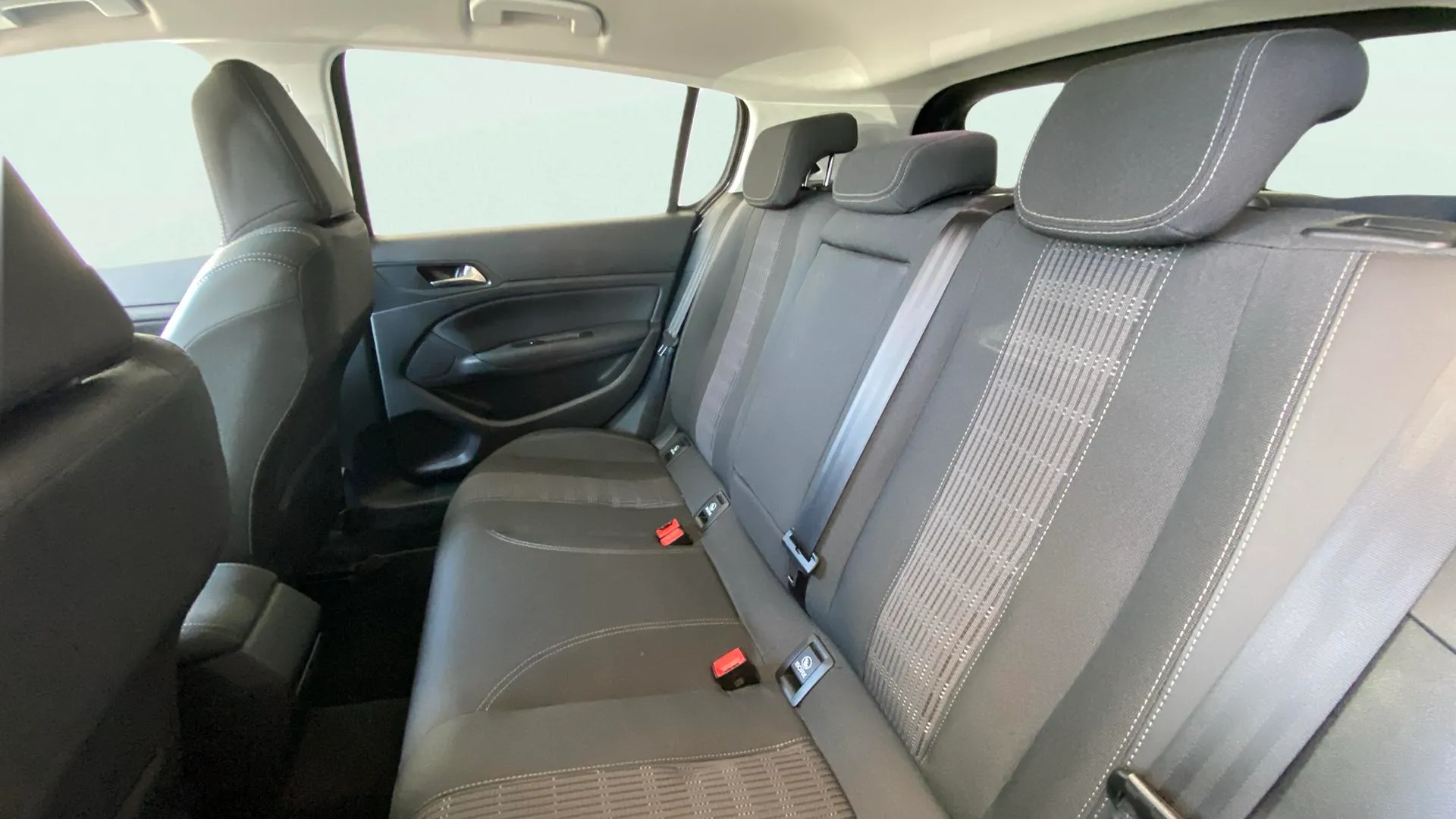 Peugeot 308 Allure PureTech 130 EAT8 - foto 12