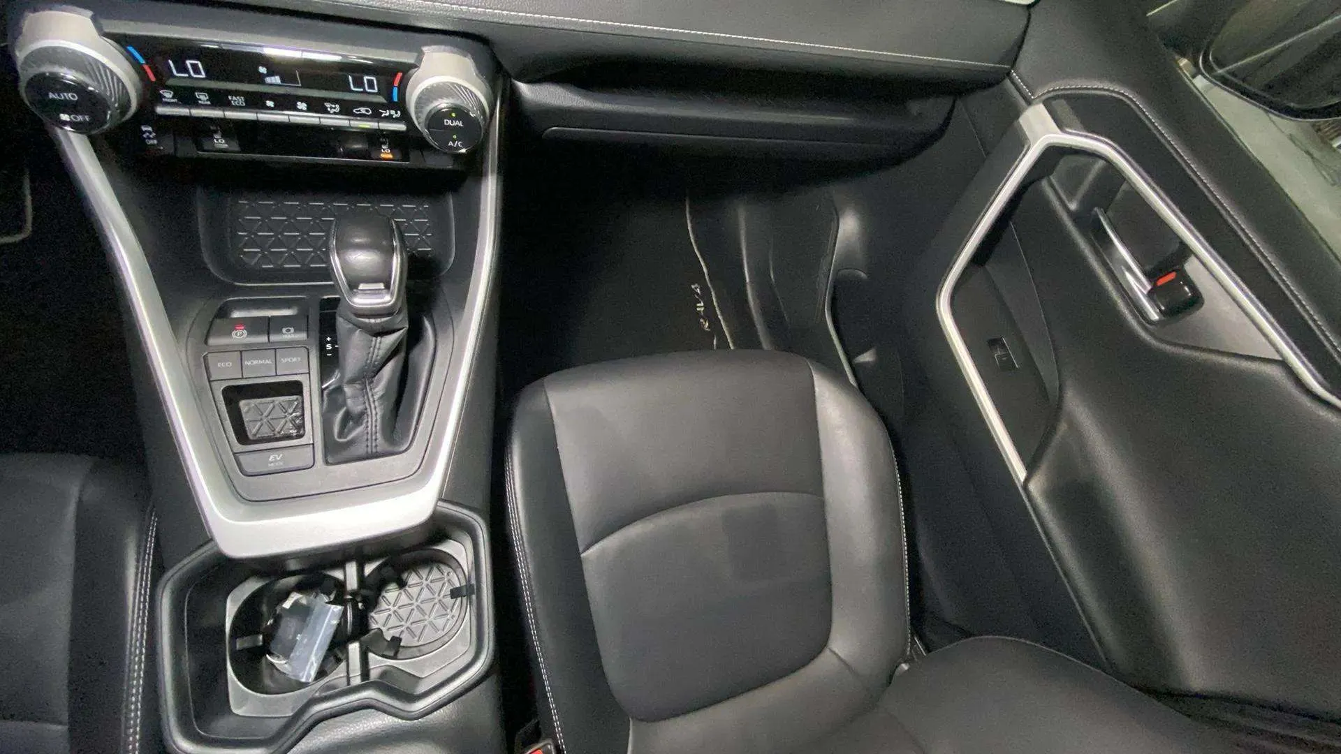 Toyota RAV4 2.5l 220H Advance - foto 26