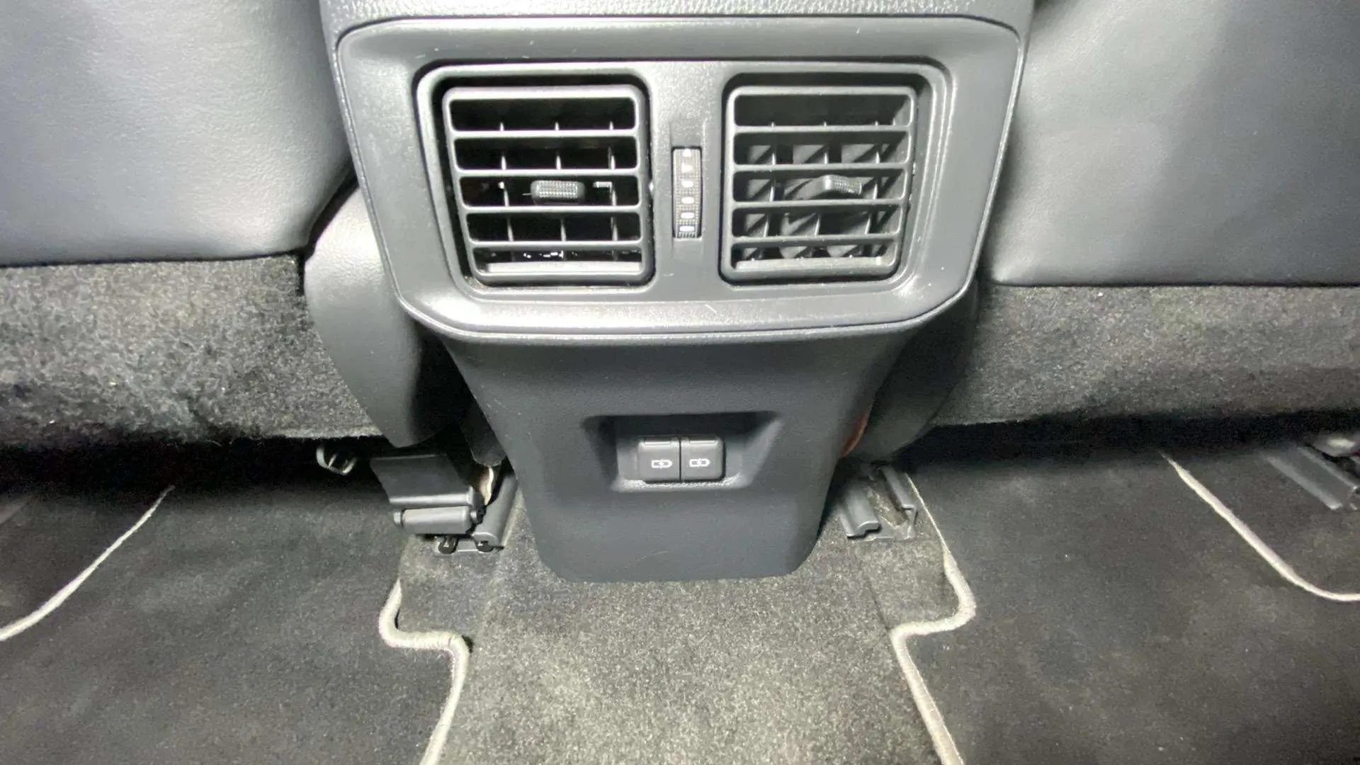 Toyota RAV4 2.5l 220H Advance - foto 29