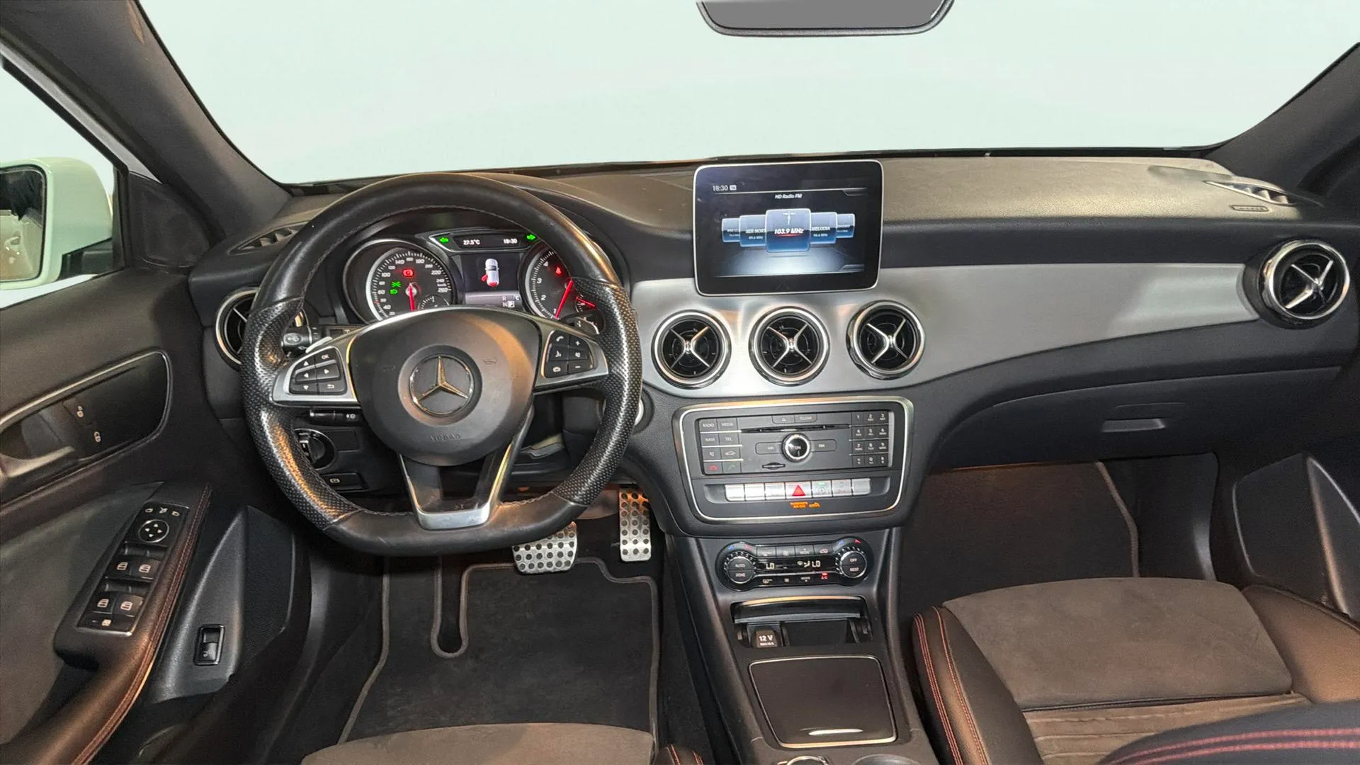 Mercedes-Benz GLA 180 - foto 13