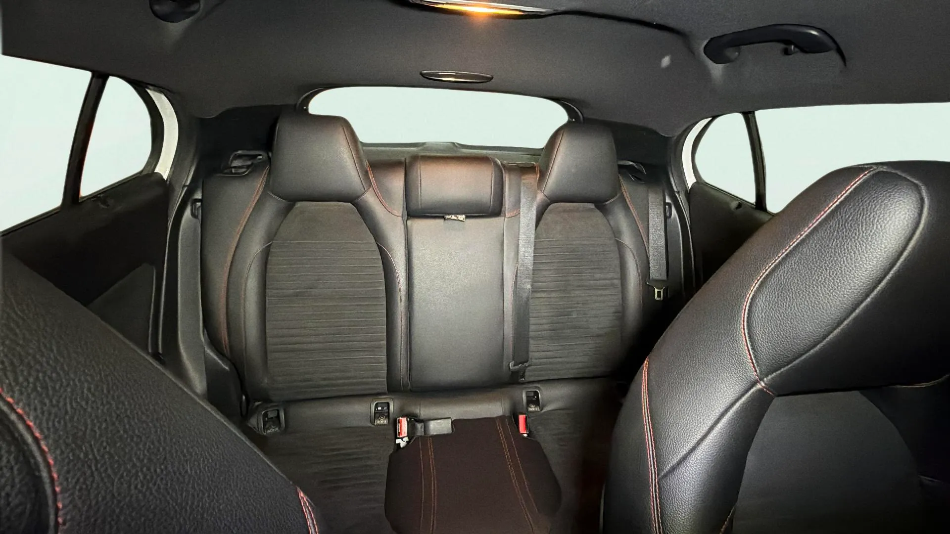 Mercedes-Benz GLA 180 - foto 11