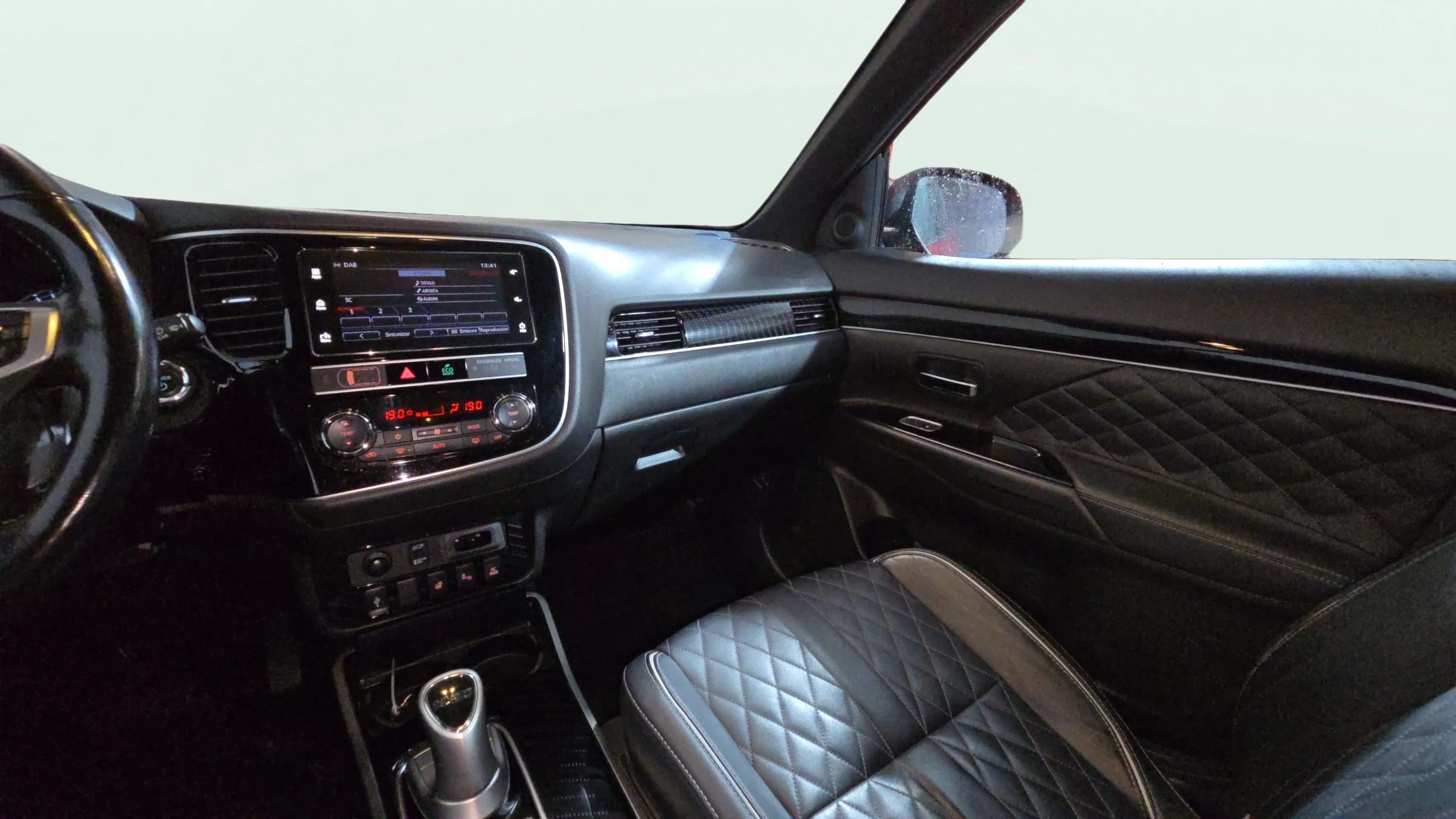Mitsubishi Outlander 2.4 PHEV Kaiteki 4WD - foto 18