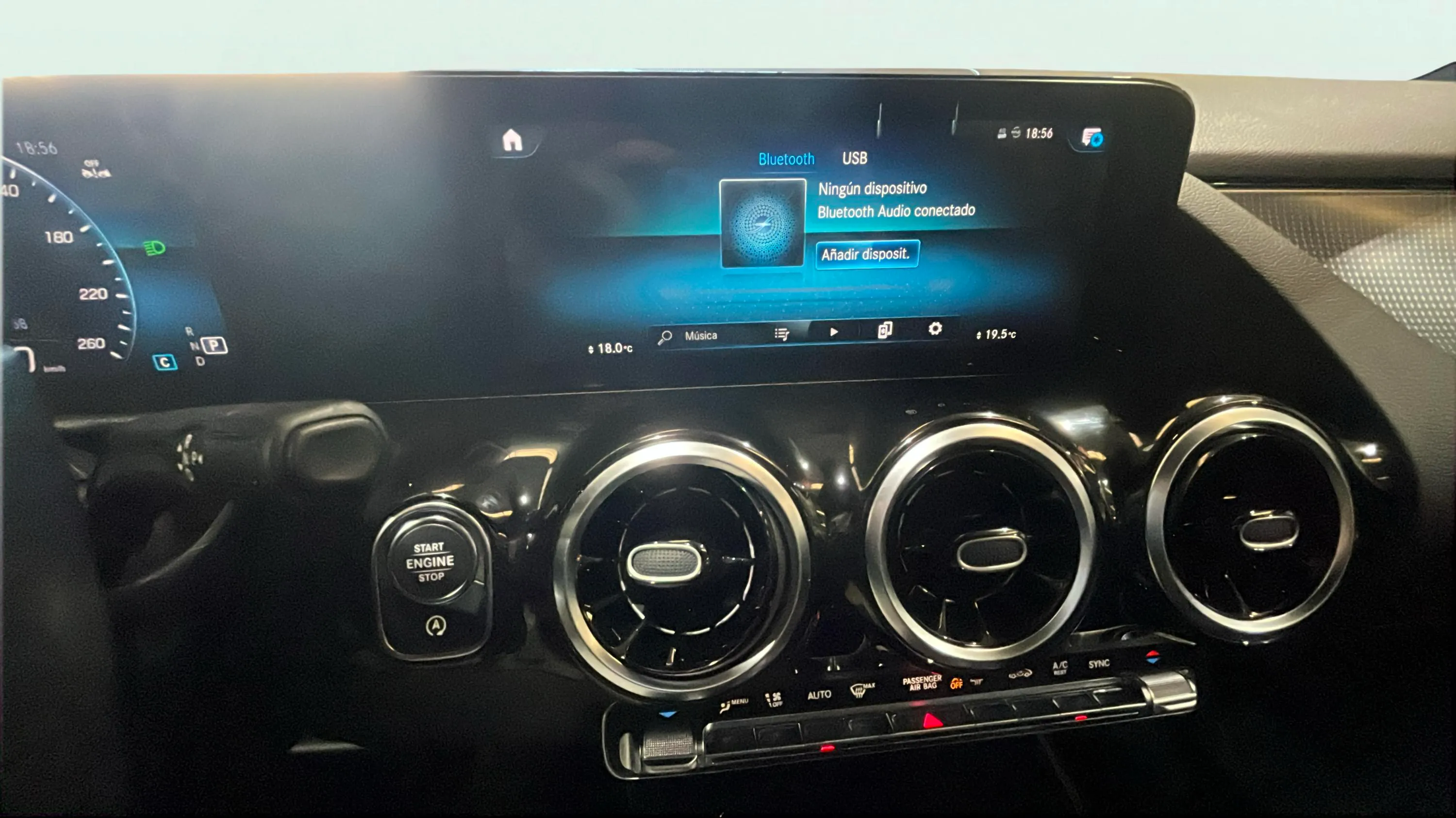 Mercedes-Benz GLA 200 D - foto 17