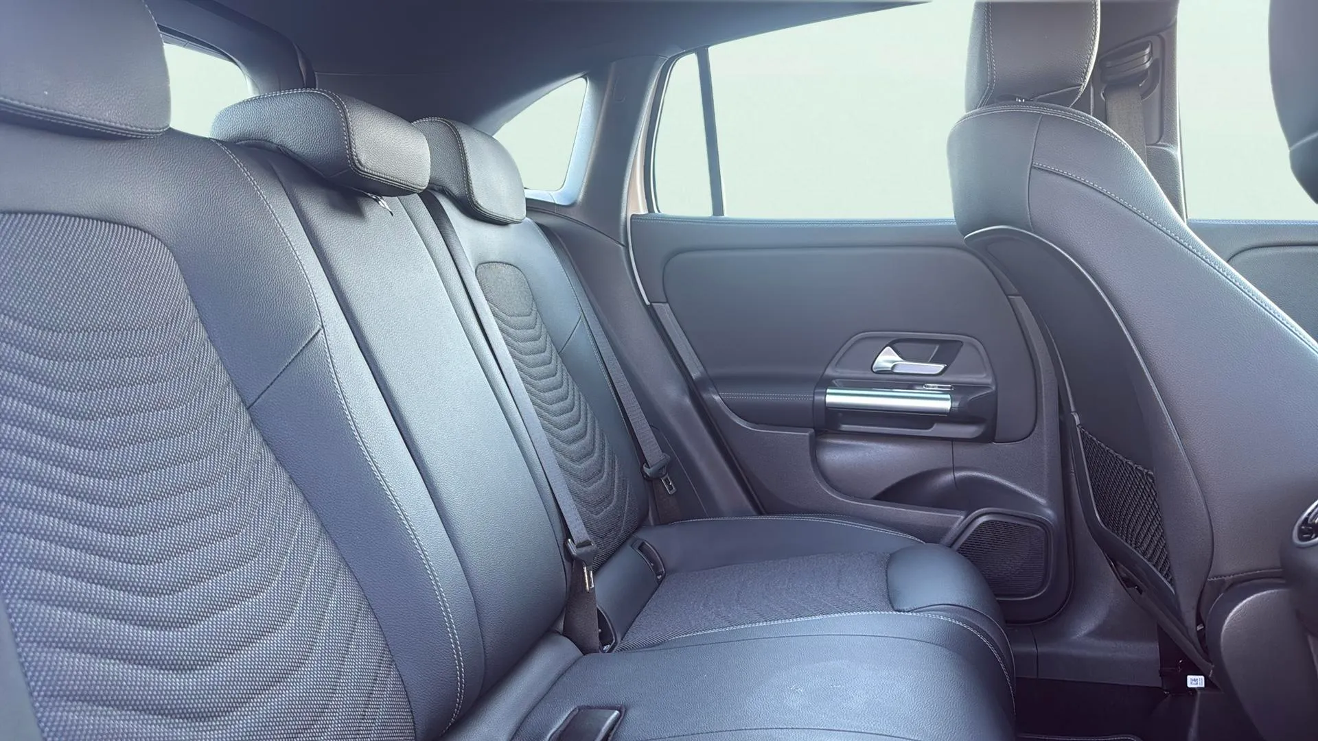 Mercedes-Benz GLA 200 D - foto 17