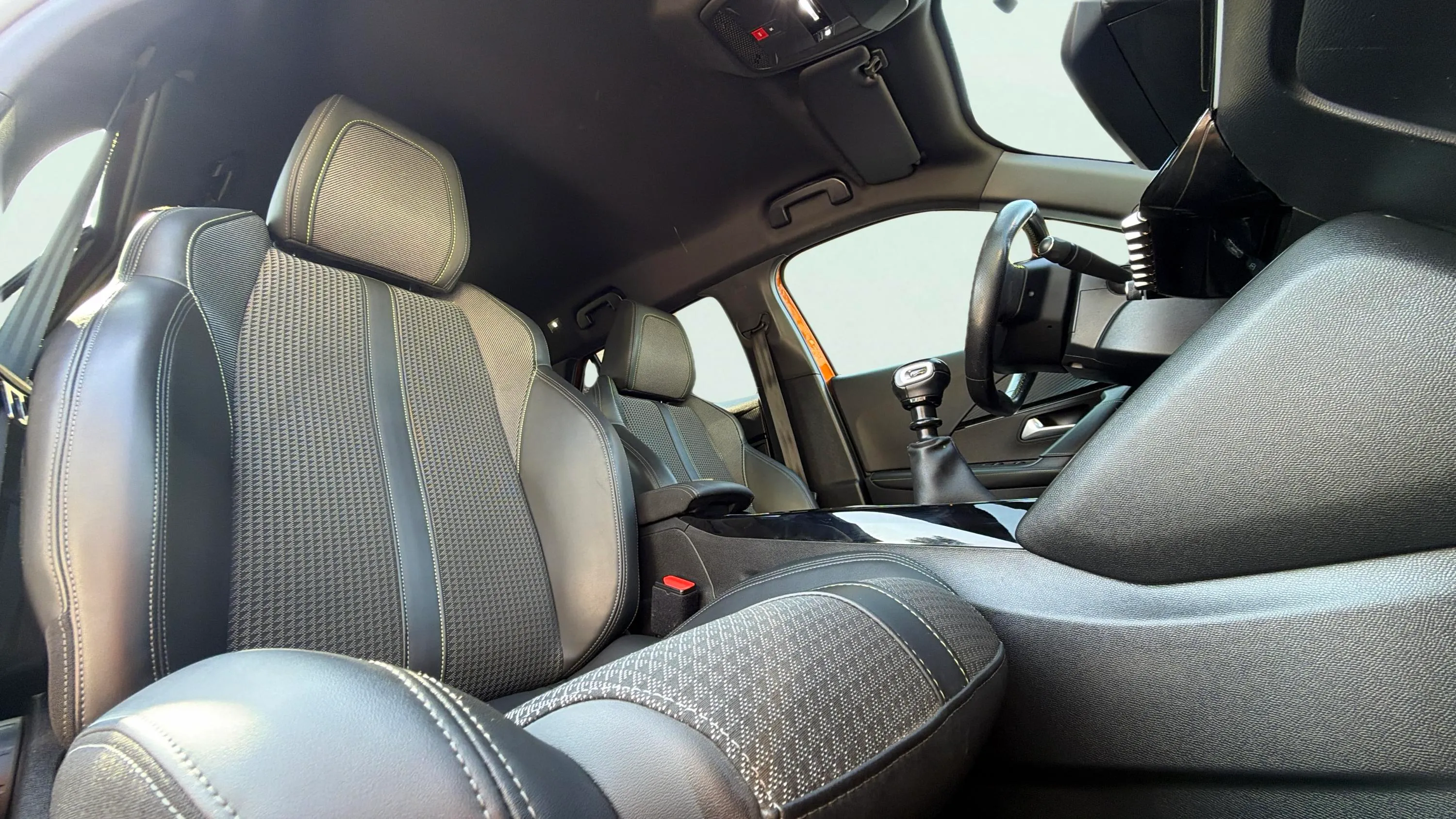 Peugeot 2008 Allure Pack PureTech 130 BVM6 - foto 26
