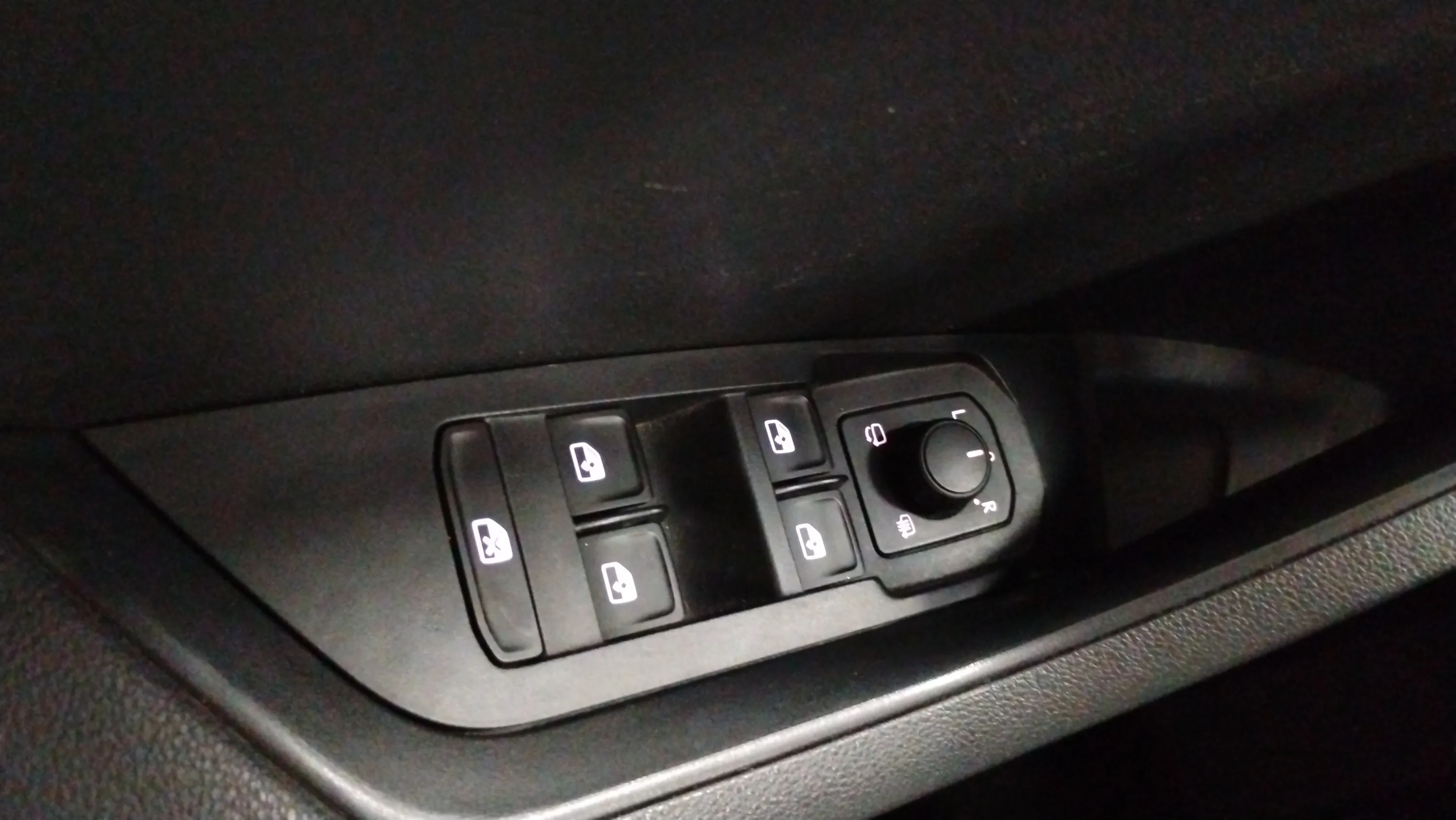 Škoda Karoq 1.5 TSI DSG ACT Design - foto 23