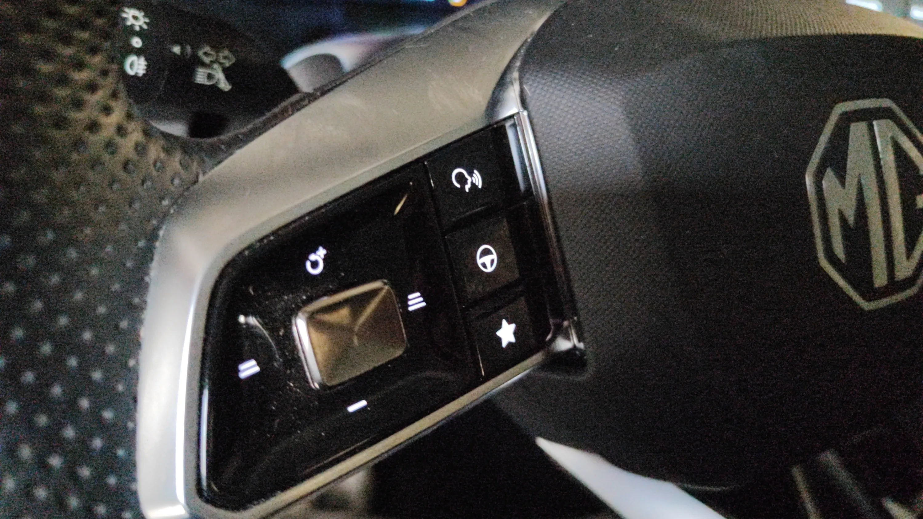 MG ZS Hybrid+ Luxury - foto 12